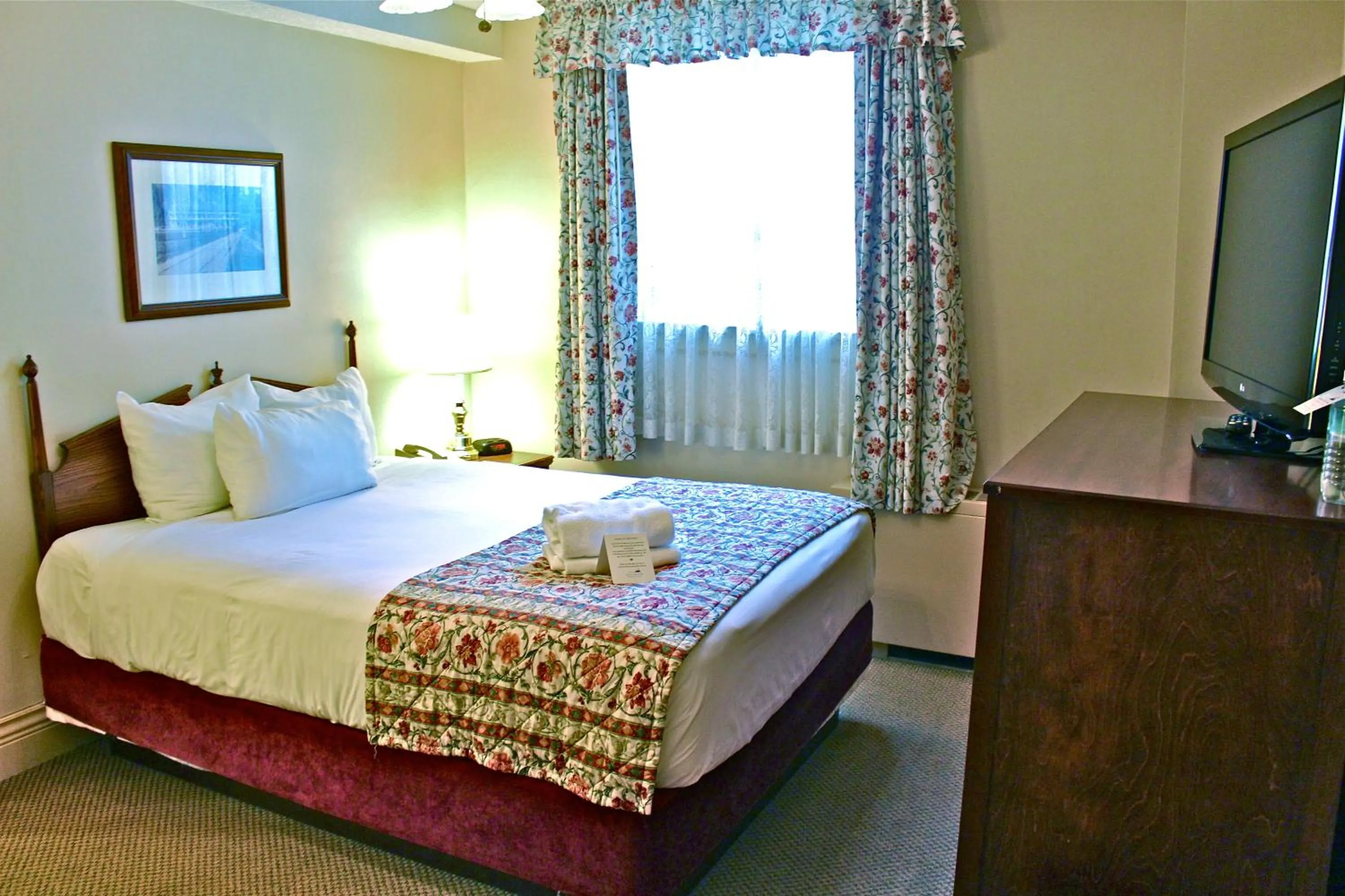 Photo of the whole room, Bed in Harrison Hot Springs Resort & Spa