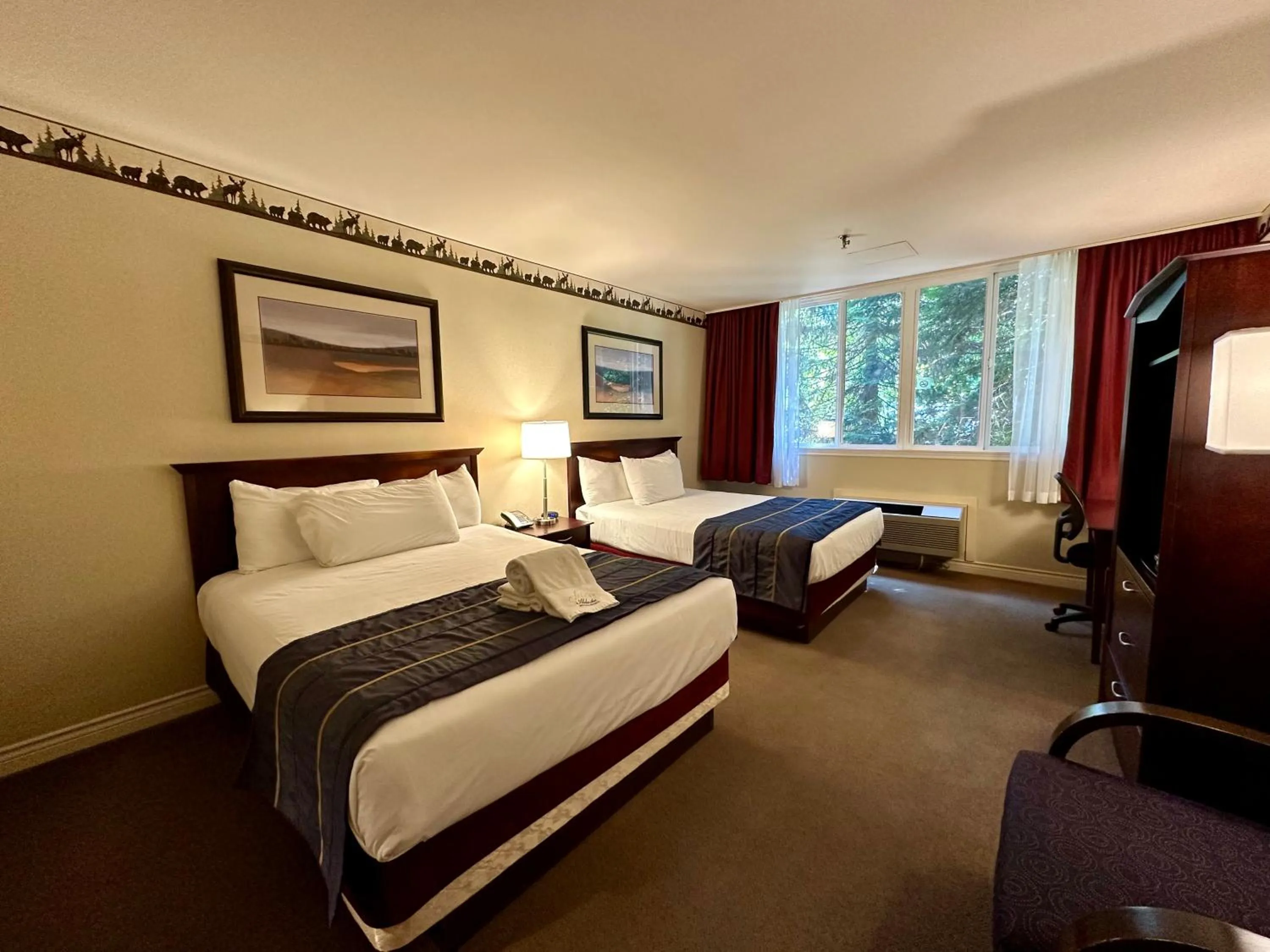 Bedroom, Bed in Harrison Hot Springs Resort & Spa