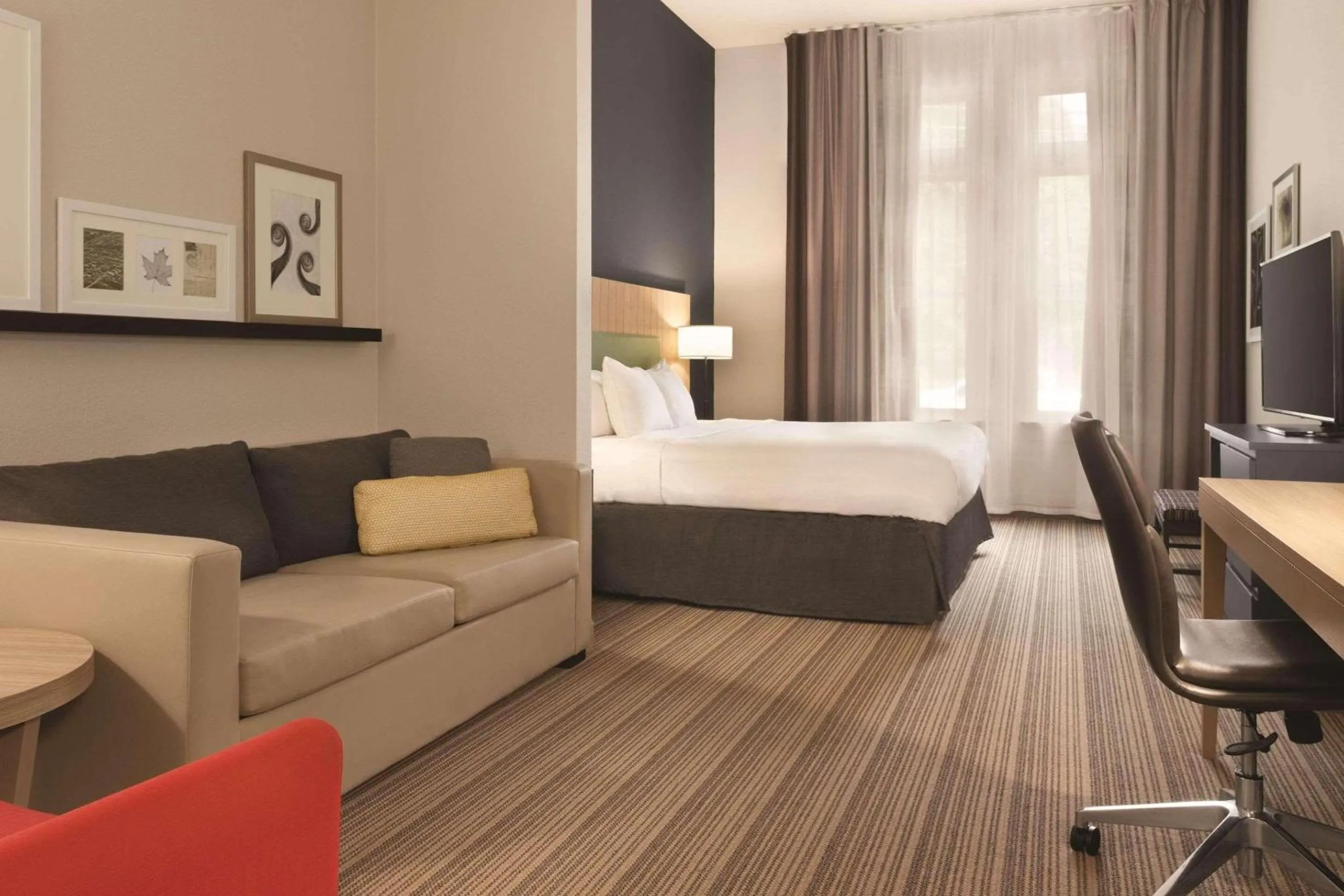 Bedroom, Bed in Country Inn & Suites by Radisson, St Charles Historic District