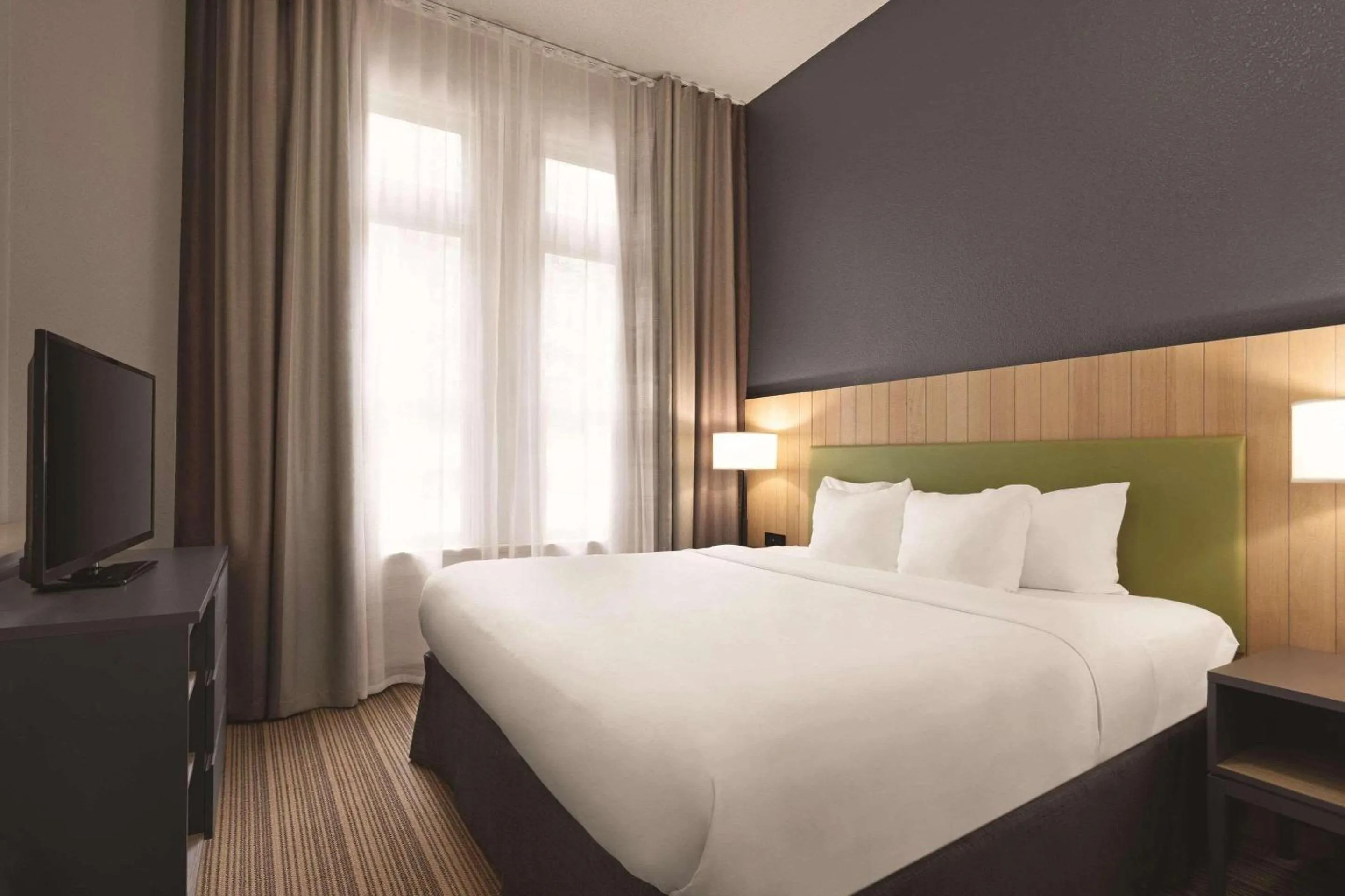 Bedroom, Bed in Country Inn & Suites by Radisson, St Charles Historic District