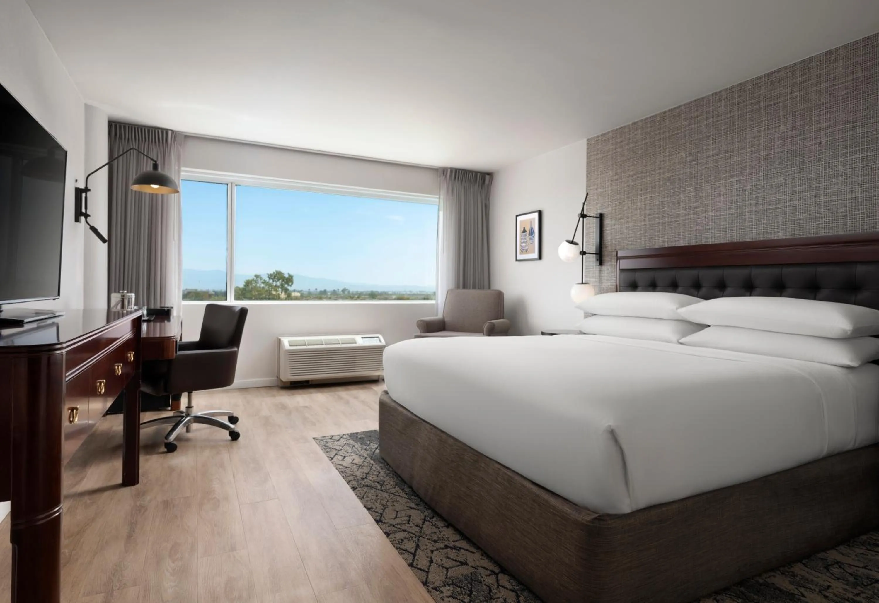 Bed in Sheraton Ontario Airport Hotel