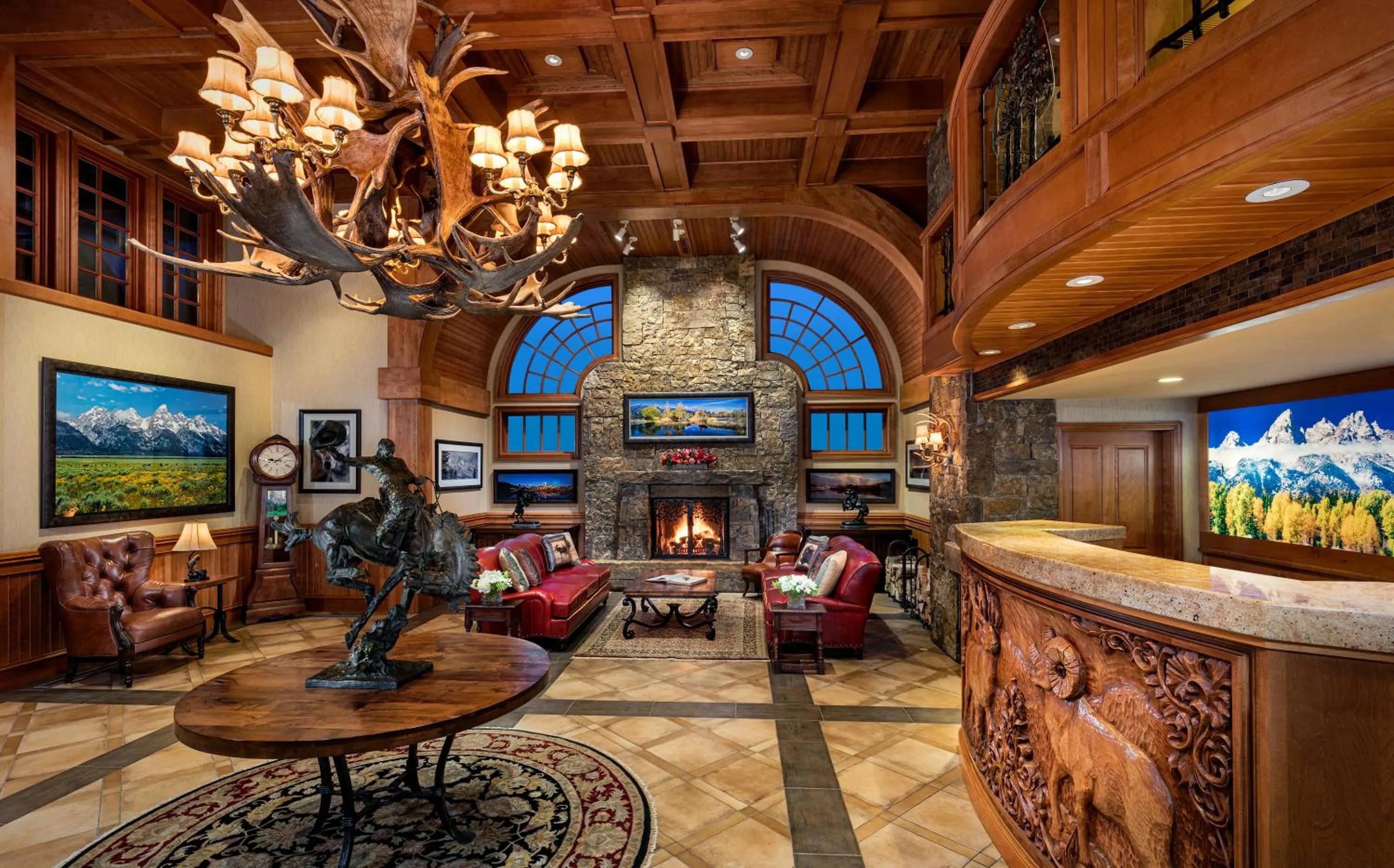 Communal lounge/ TV room in Wyoming Inn of Jackson Hole