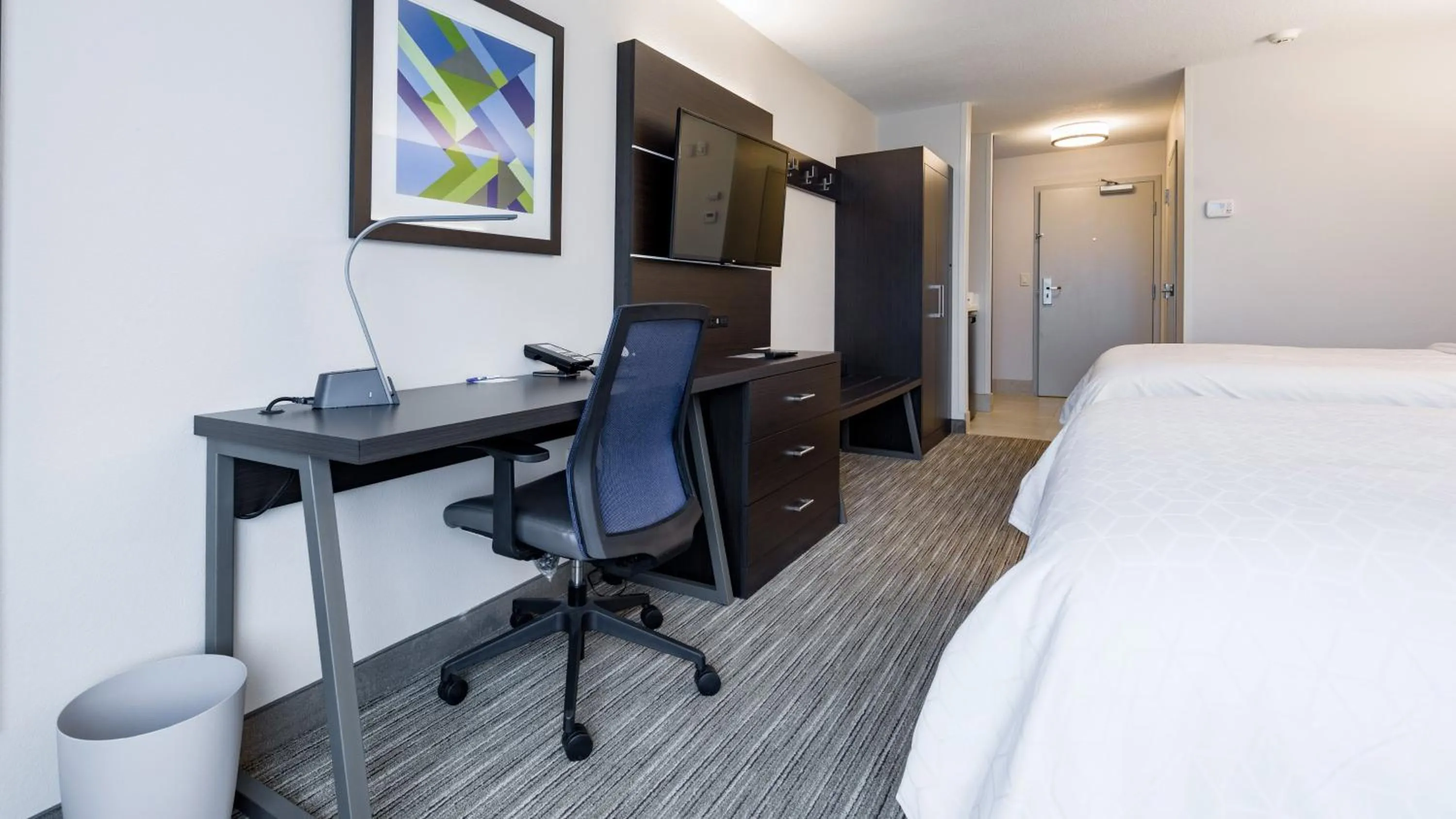 Photo of the whole room, Bed in Holiday Inn Express & Suites Hood River by IHG