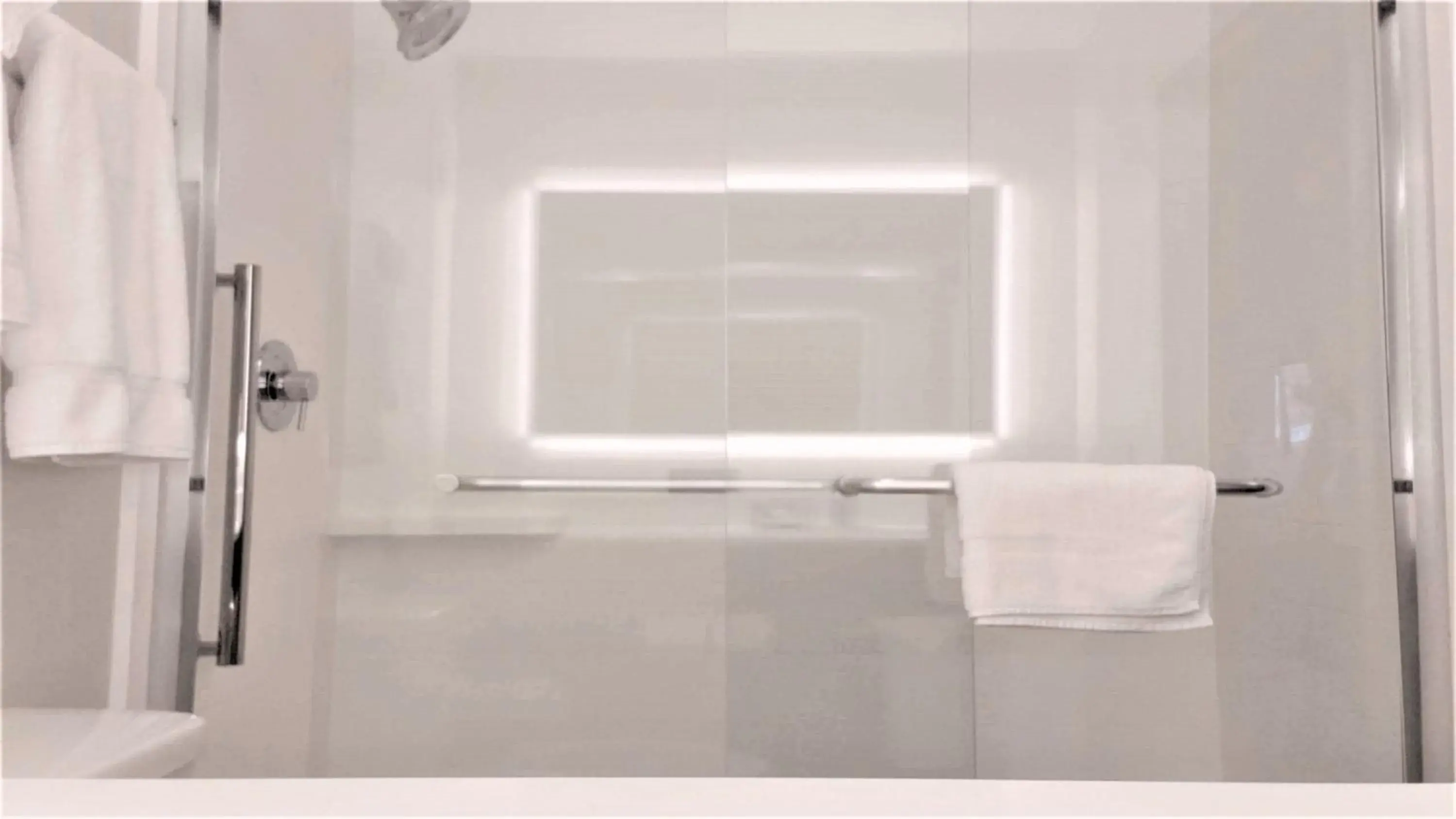 King Room - Non-Smoking in Holiday Inn Express & Suites Hood River by IHG King Room - Non-Smoking in Holiday Inn Express & Suites Hood River by IHG