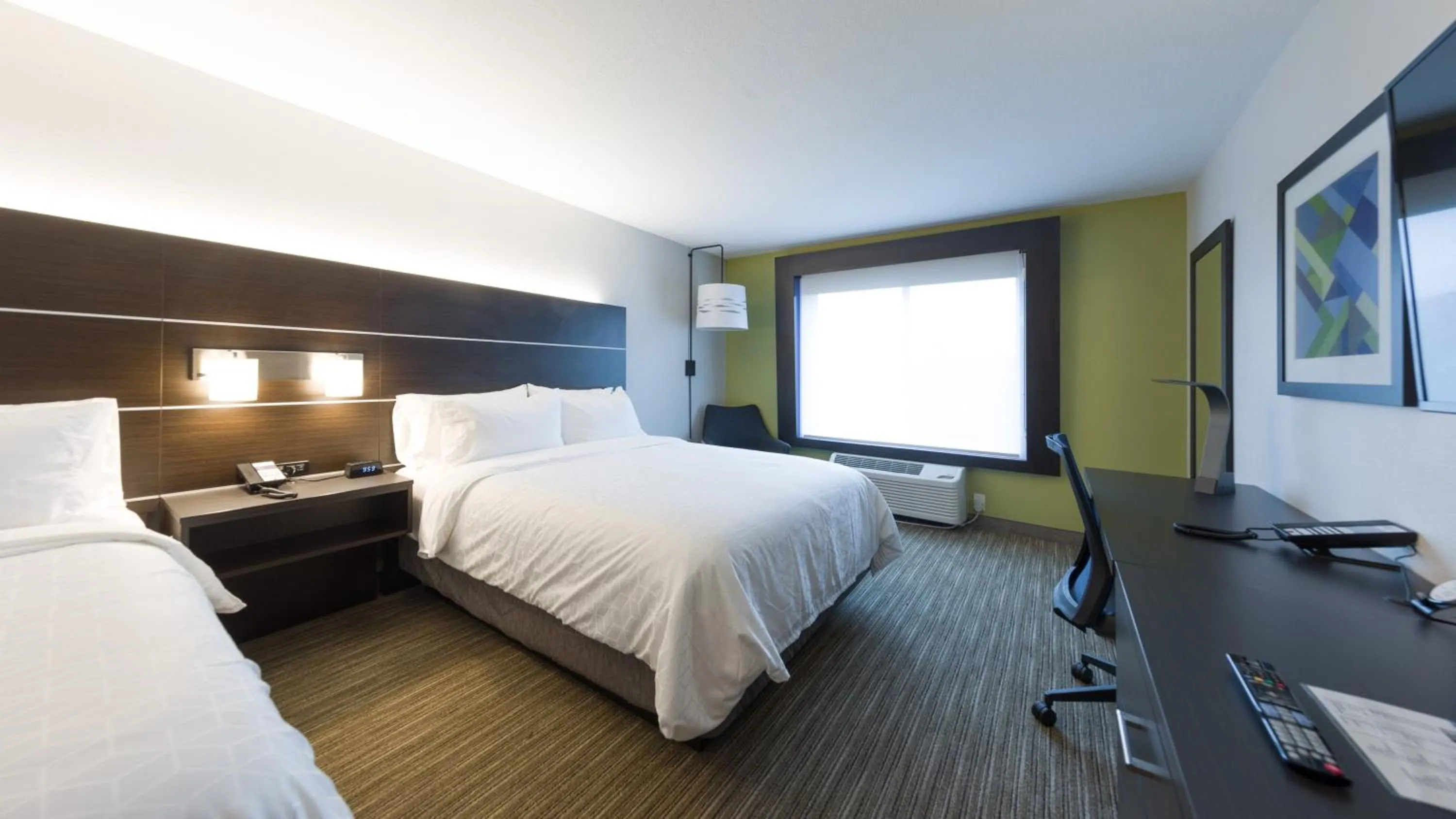 Photo of the whole room, Bed in Holiday Inn Express & Suites Hood River by IHG