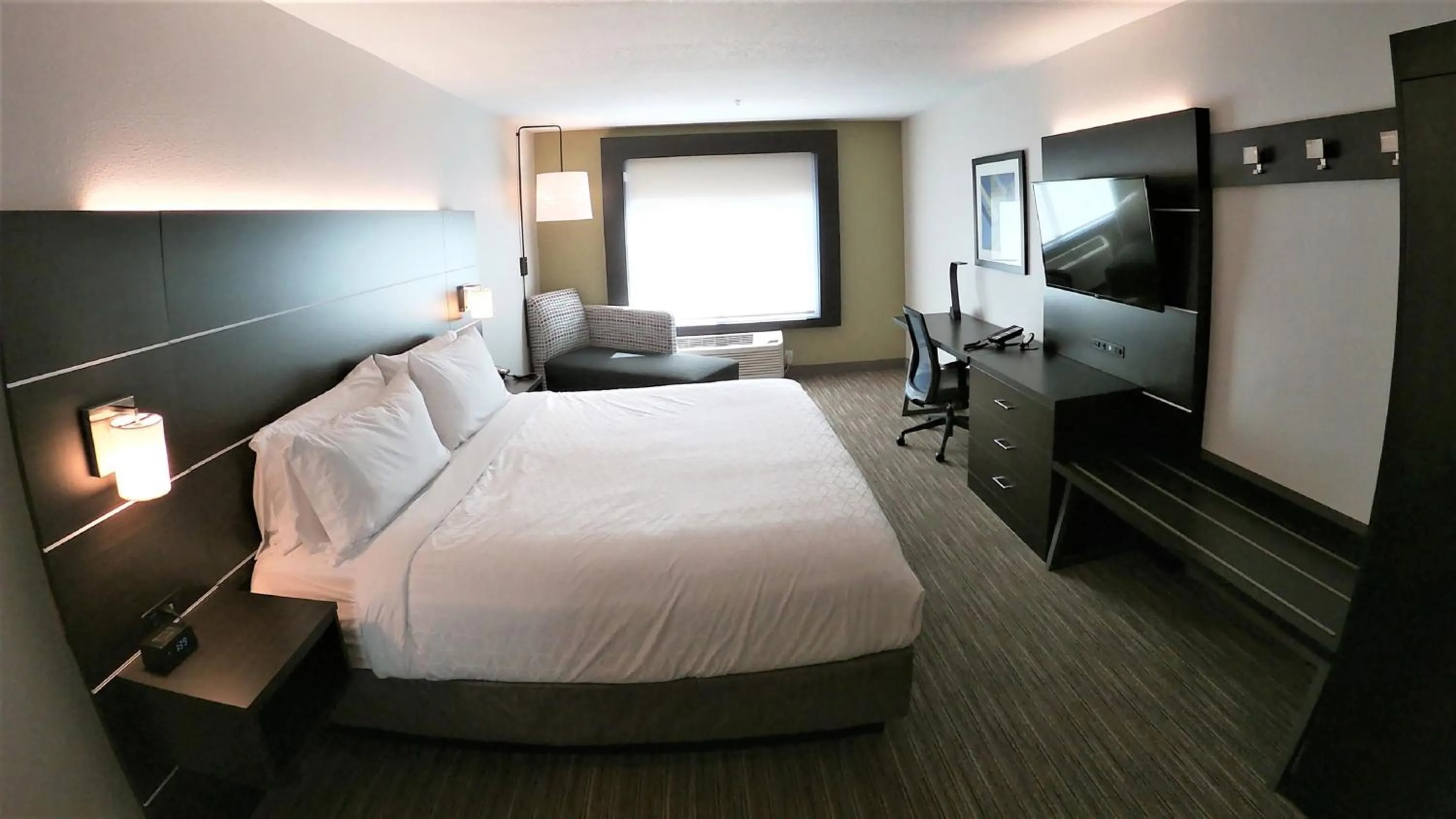 Photo of the whole room, Bed in Holiday Inn Express & Suites Hood River by IHG