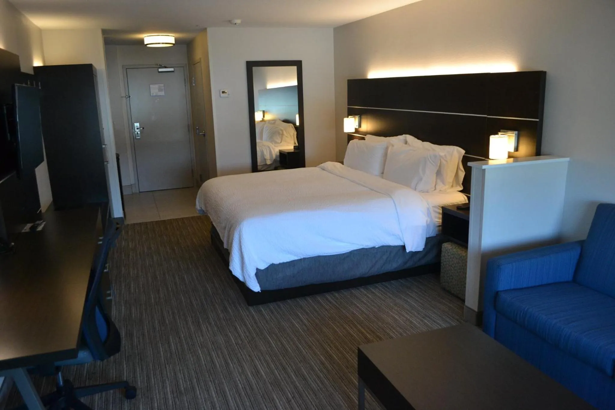 Photo of the whole room, Bed in Holiday Inn Express & Suites Hood River by IHG