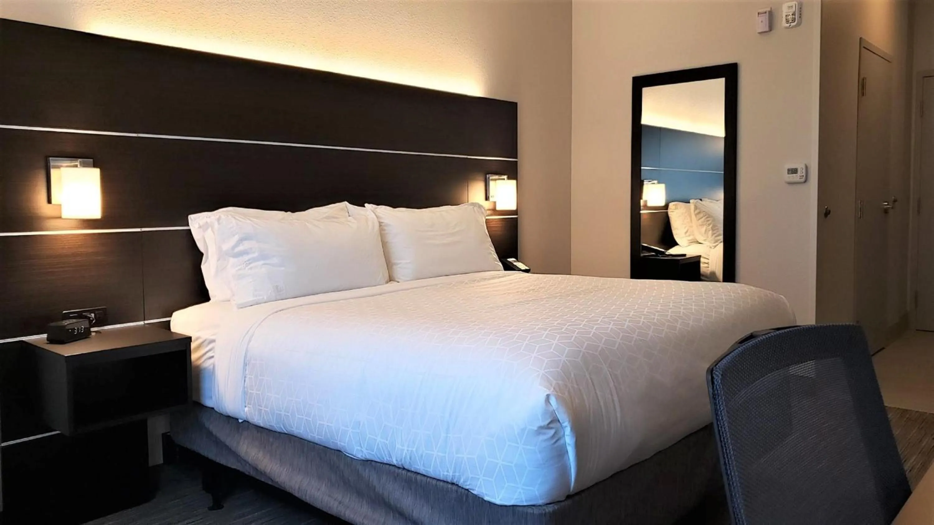 Photo of the whole room, Bed in Holiday Inn Express & Suites Hood River by IHG