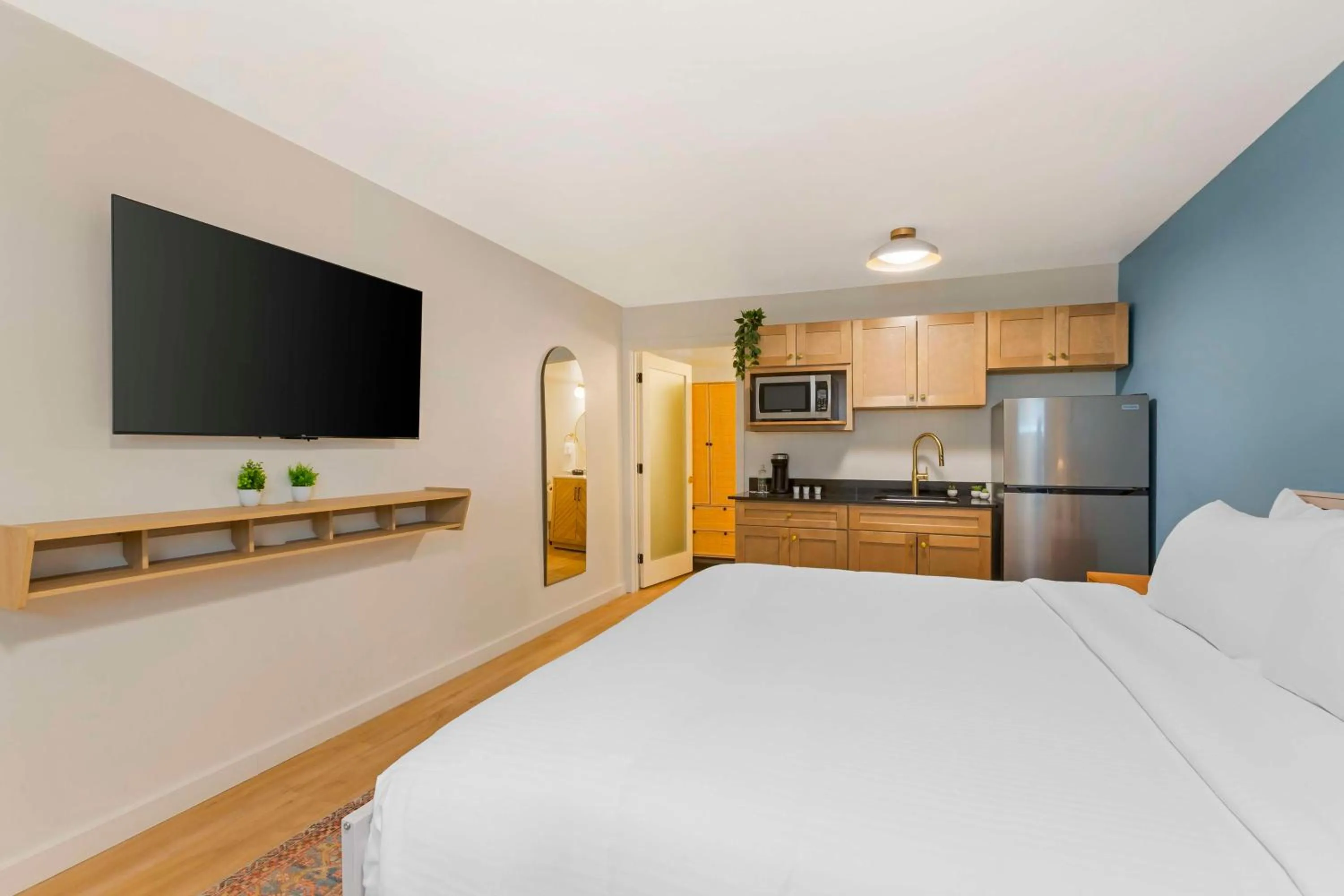 Bedroom, Bed in The Kennedy Tucson, SureStay Collection by Best Western