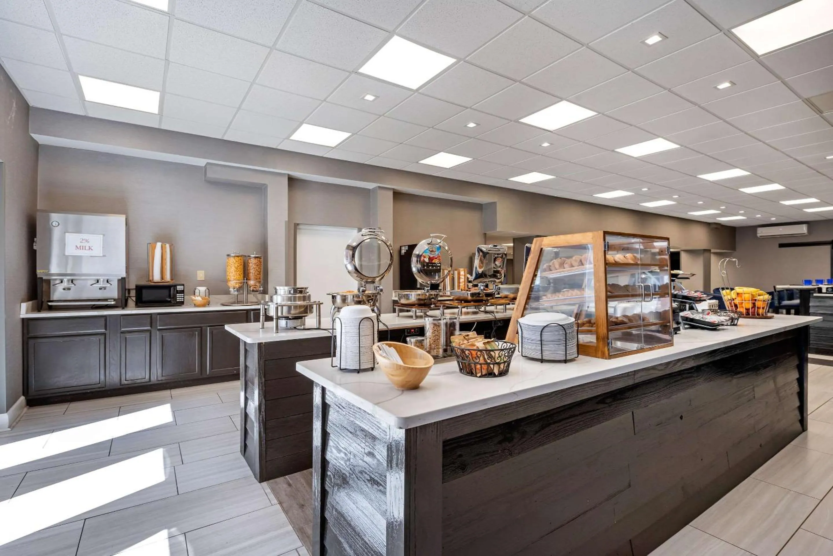 Restaurant/places to eat in Clarion Hotel Conference Center Lexington North