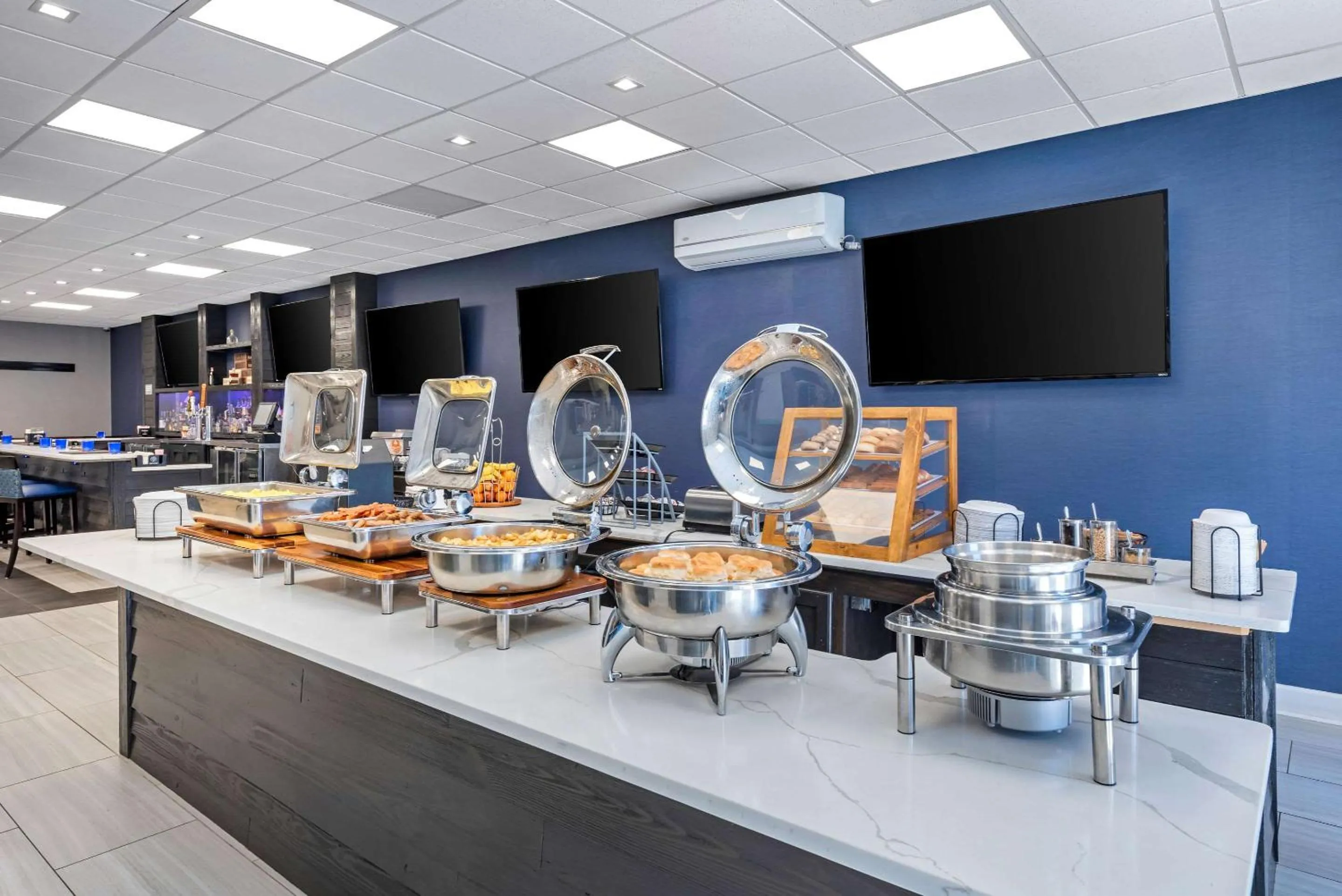 Restaurant/places to eat in Clarion Hotel Conference Center Lexington North