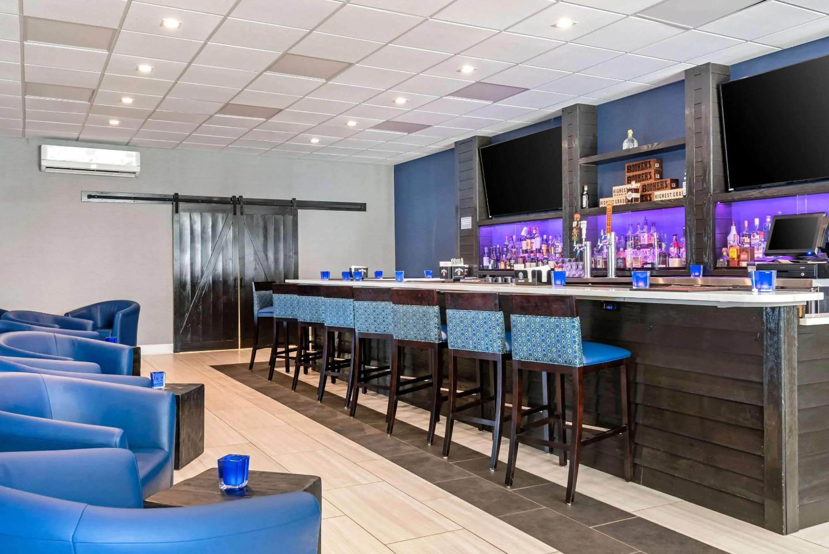 Lounge or bar in Clarion Hotel Conference Center Lexington North