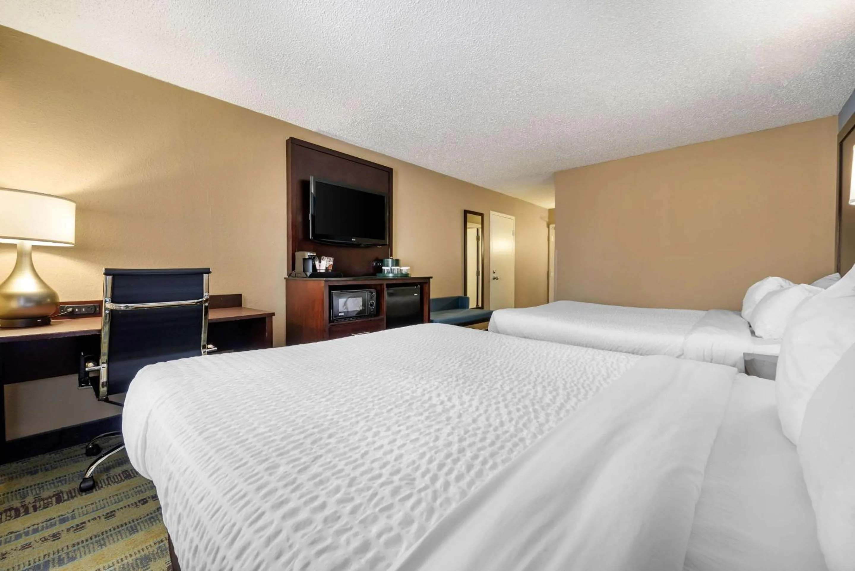 Photo of the whole room, Bed in Clarion Hotel Conference Center Lexington North
