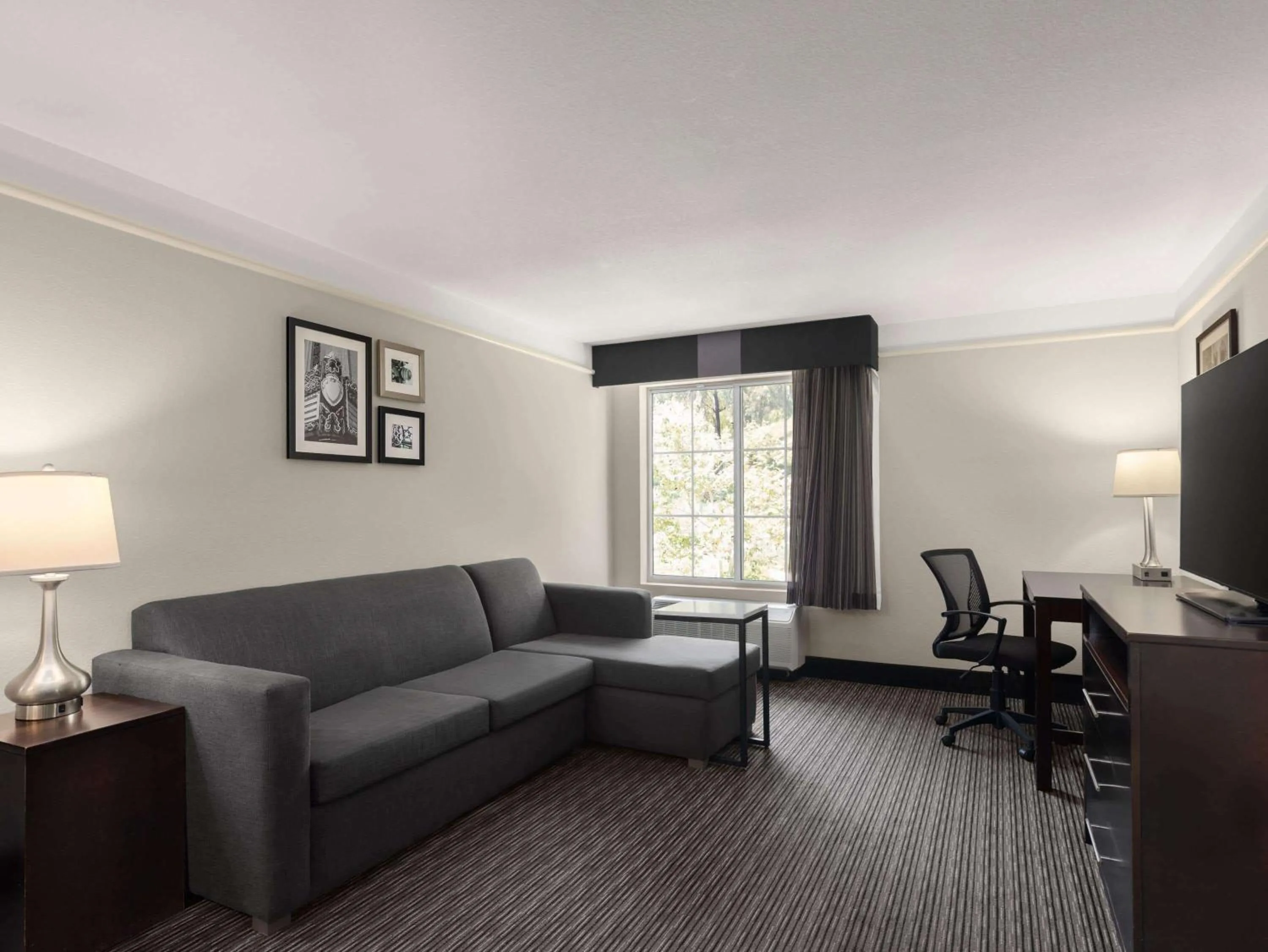 Photo of the whole room in La Quinta by Wyndham Santa Clarita - Valencia