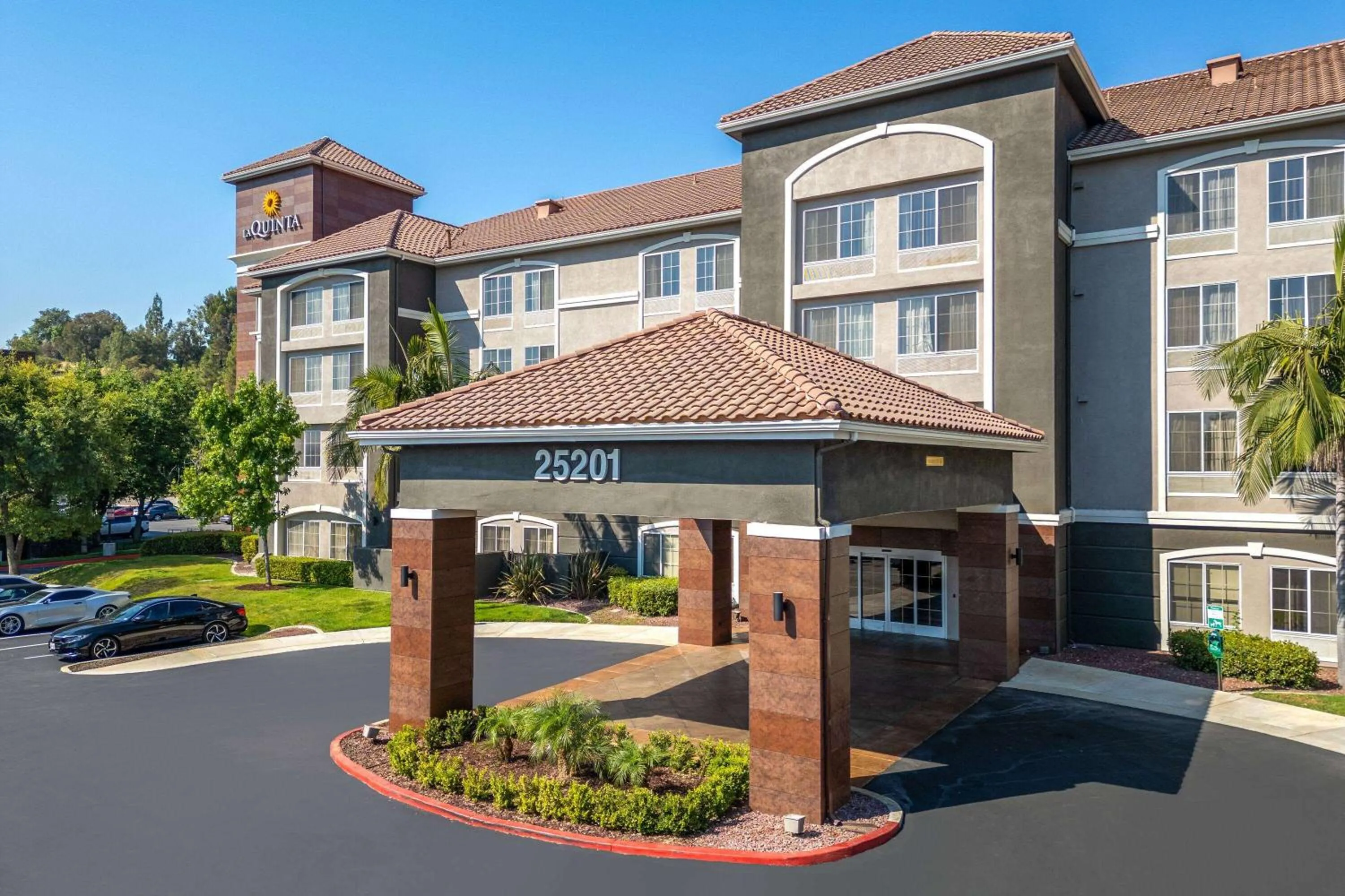 Property building in La Quinta by Wyndham Santa Clarita - Valencia