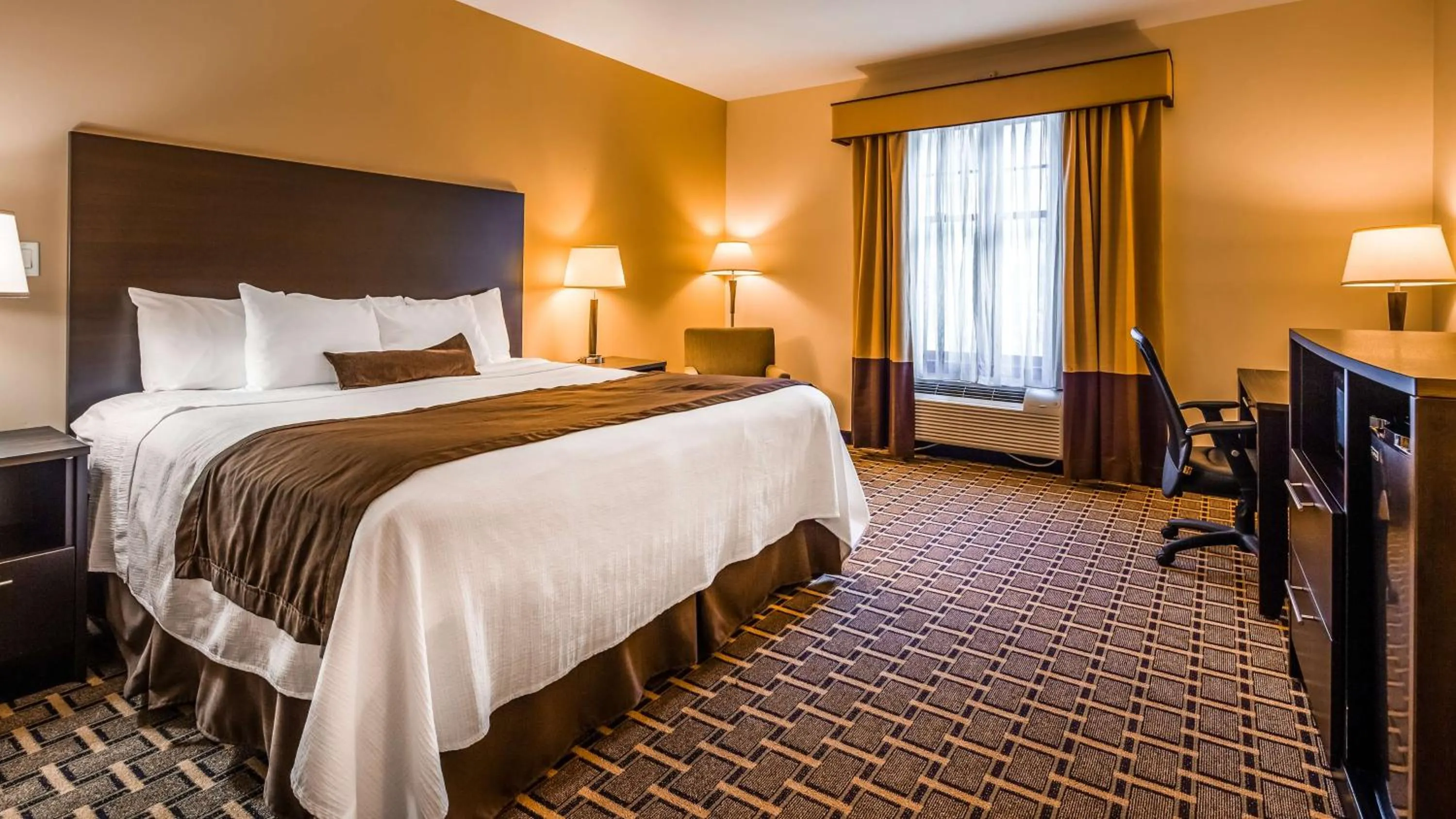 Photo of the whole room, Bed in Best Western Plus The Inn & Suites at the Falls