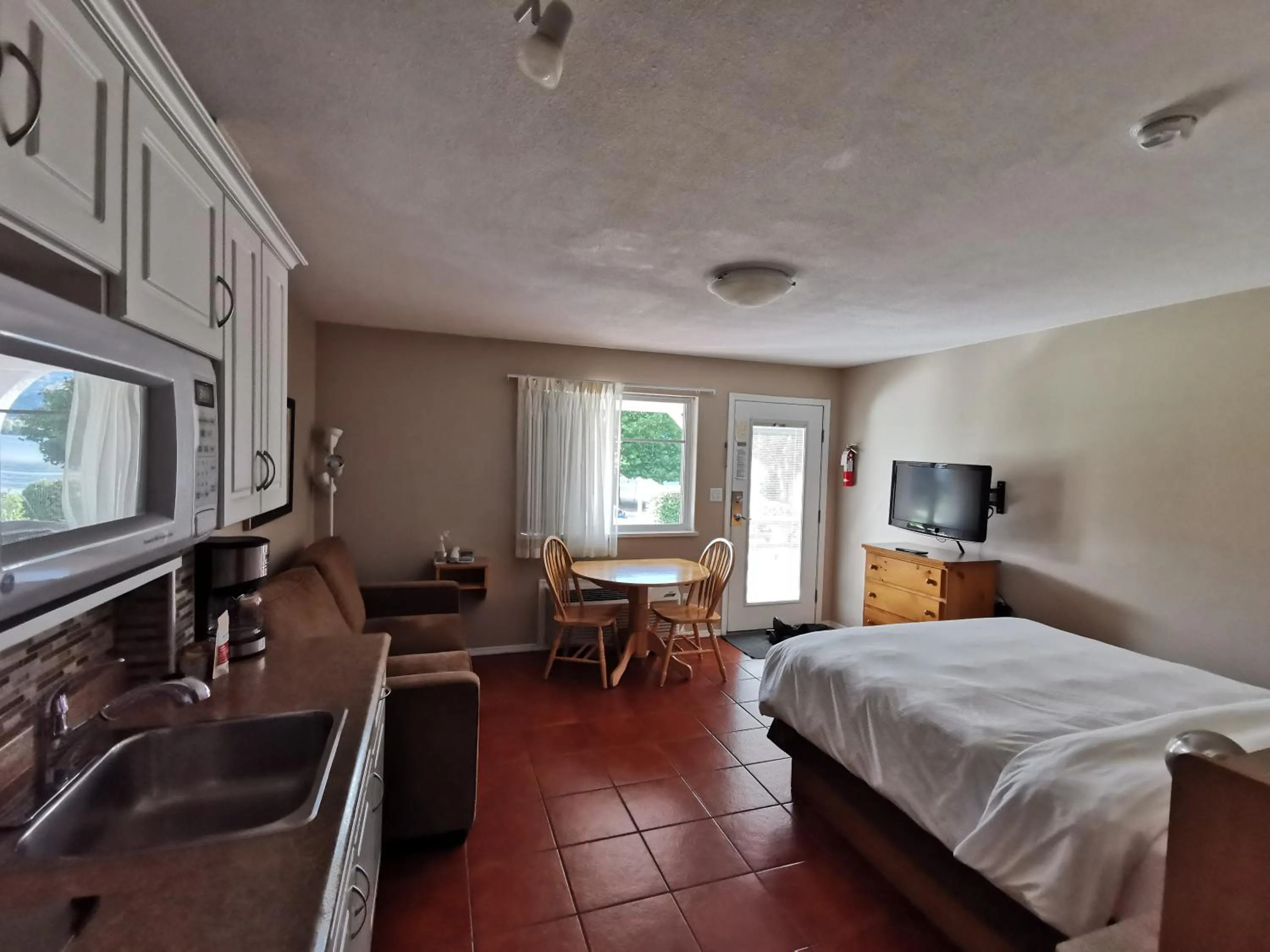 Kitchen or kitchenette, Bed in Sandy Beach Suites