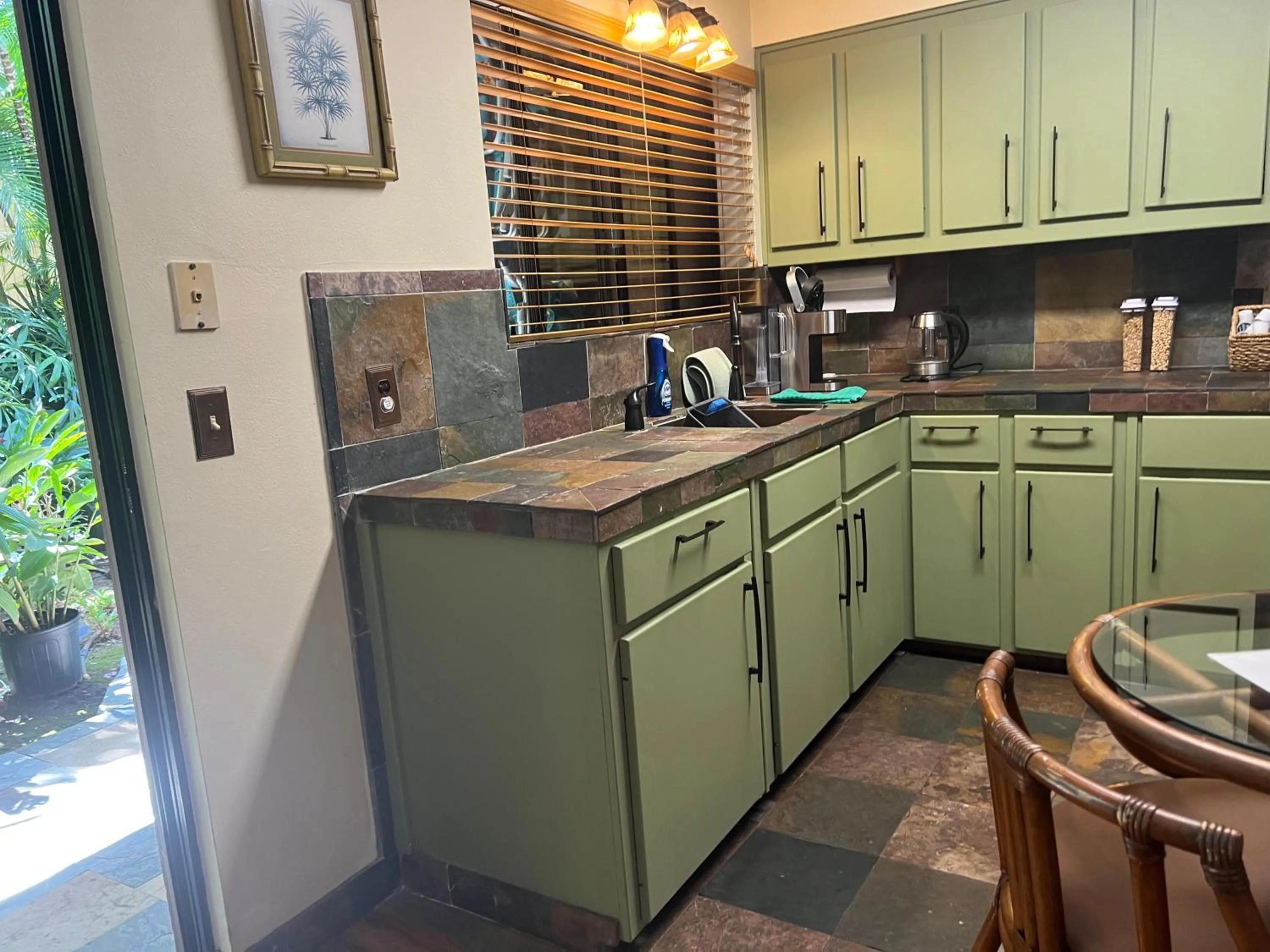 Kitchen or kitchenette in Maui What a Wonderful World Bed & Breakfast