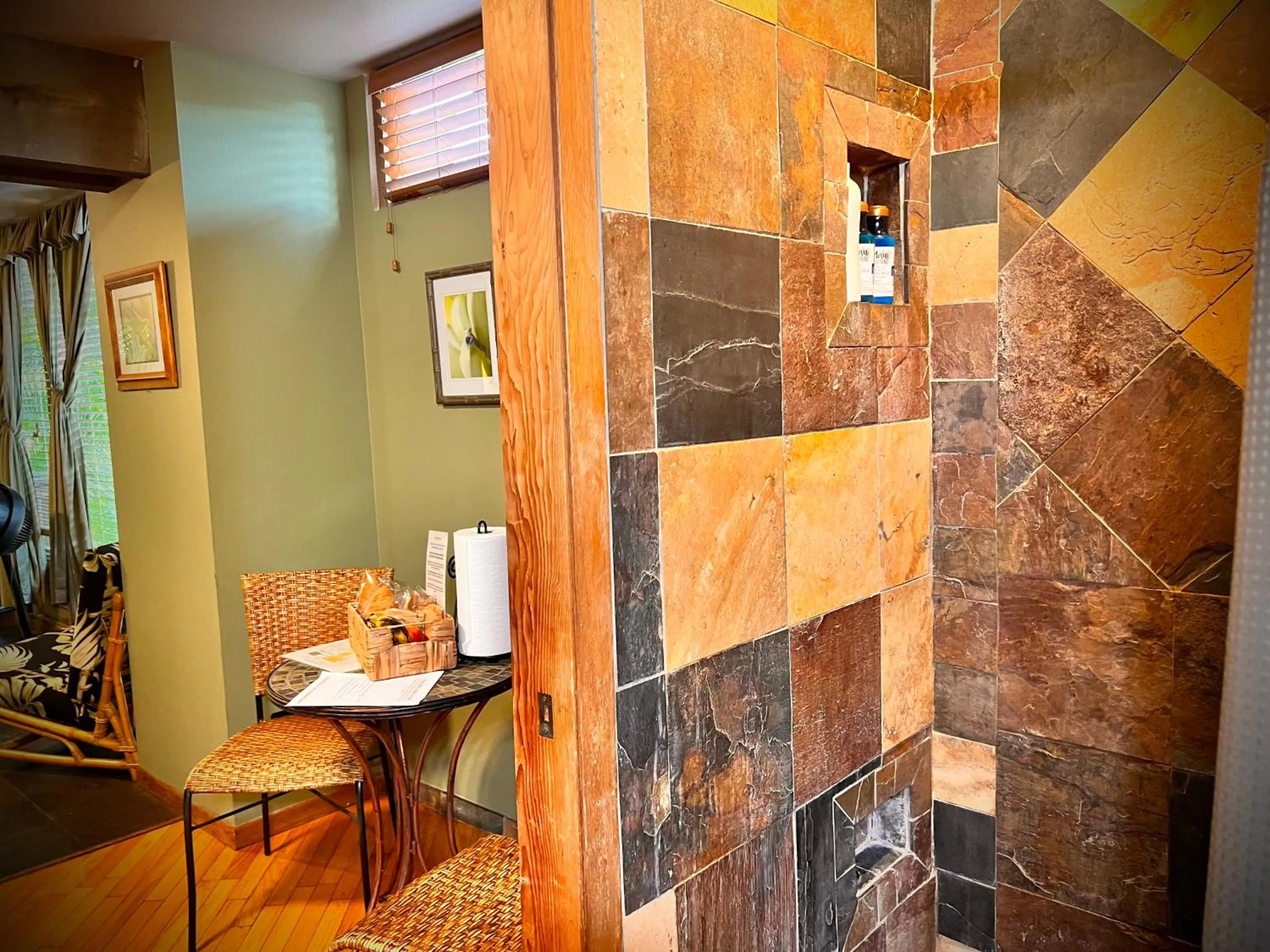 Dinner in Maui What a Wonderful World Bed & Breakfast