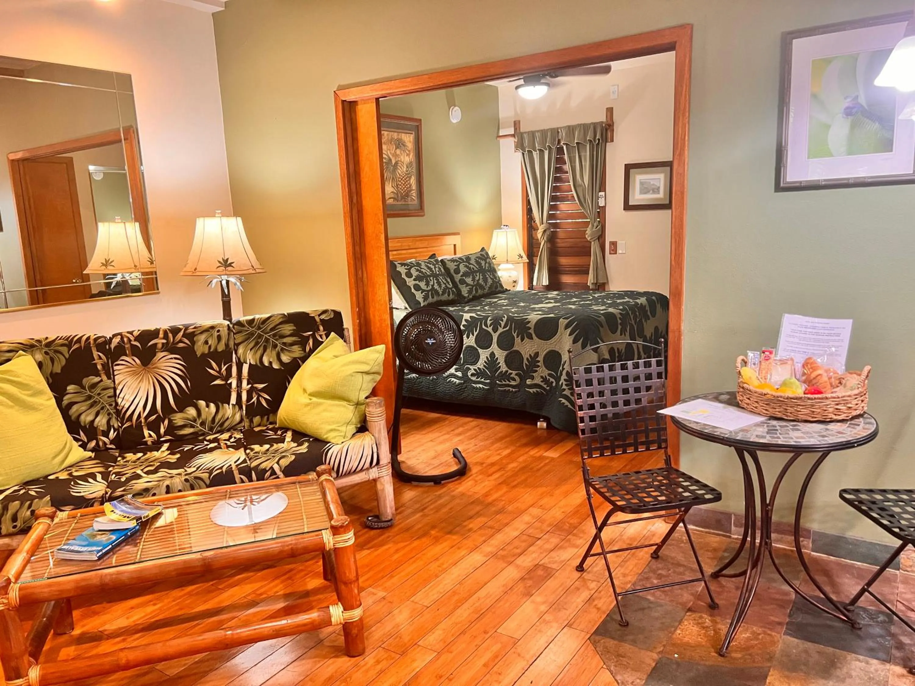 Living room in Maui What a Wonderful World Bed & Breakfast