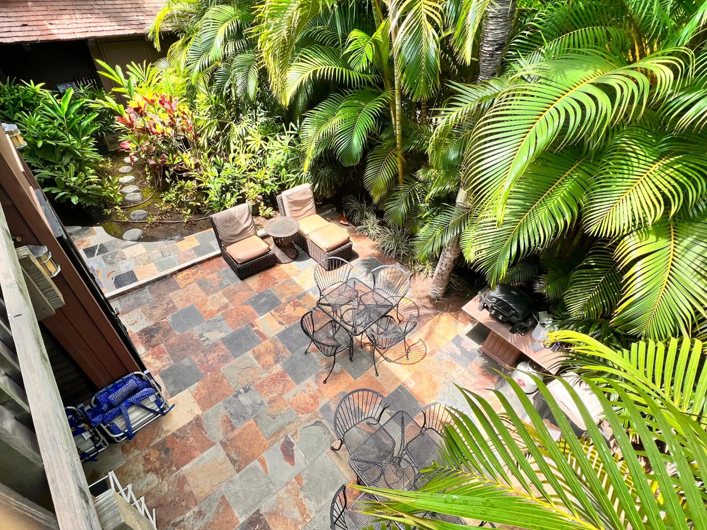 Patio in Maui What a Wonderful World Bed & Breakfast