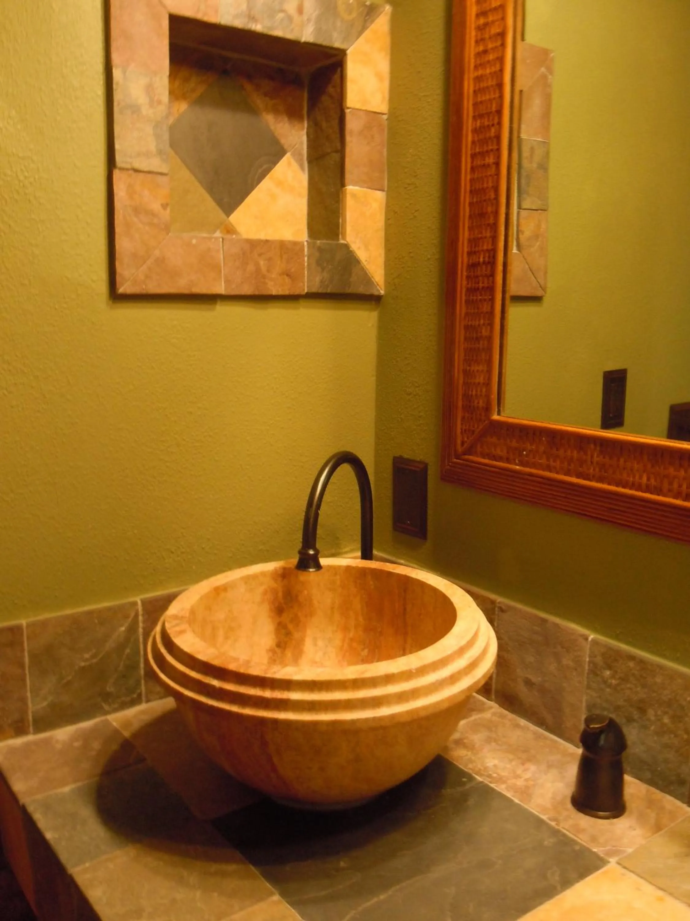 Bathroom in Maui What a Wonderful World Bed & Breakfast