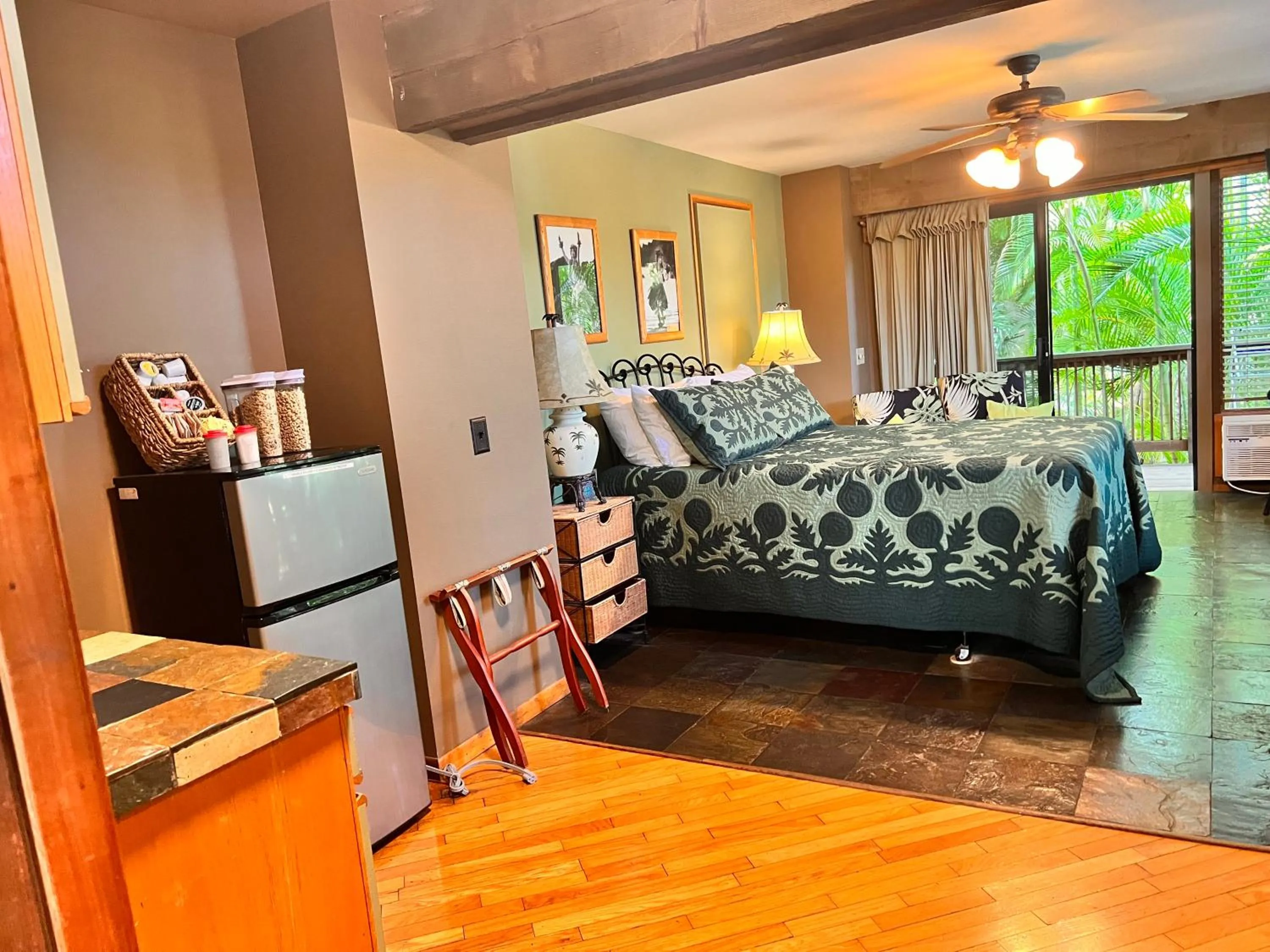 Bed in Maui What a Wonderful World Bed & Breakfast