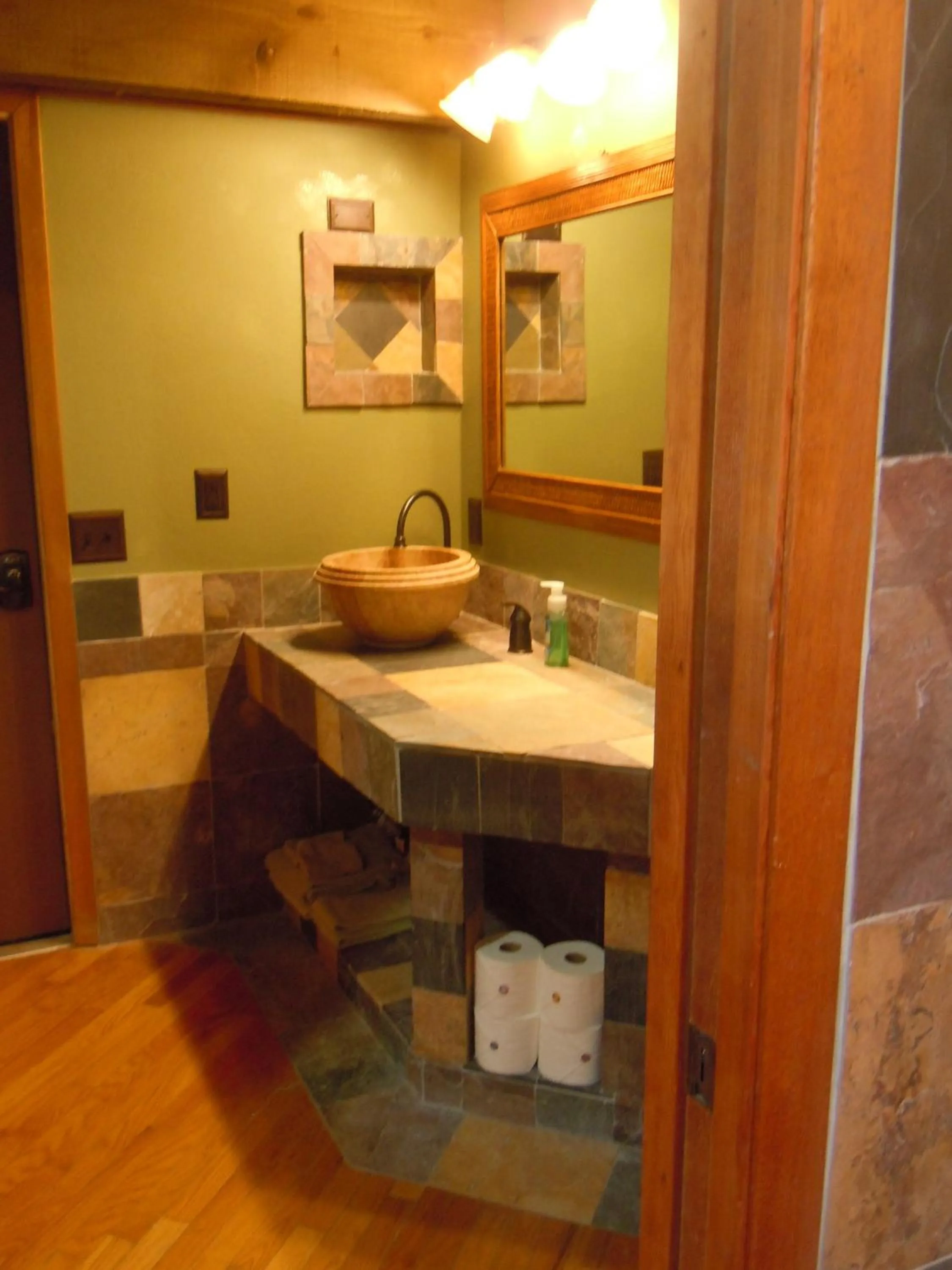 Bathroom in Maui What a Wonderful World Bed & Breakfast