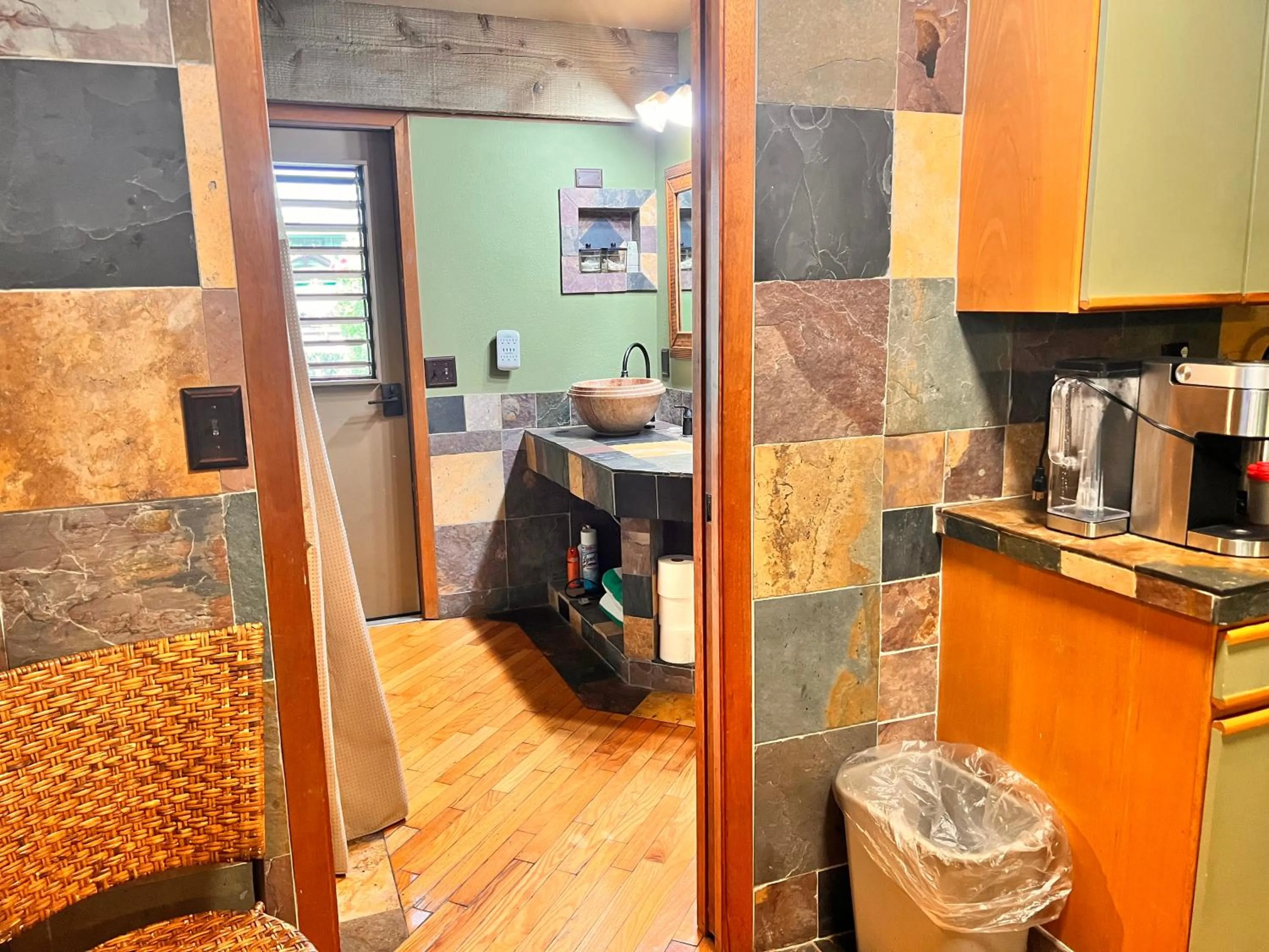 Bathroom in Maui What a Wonderful World Bed & Breakfast