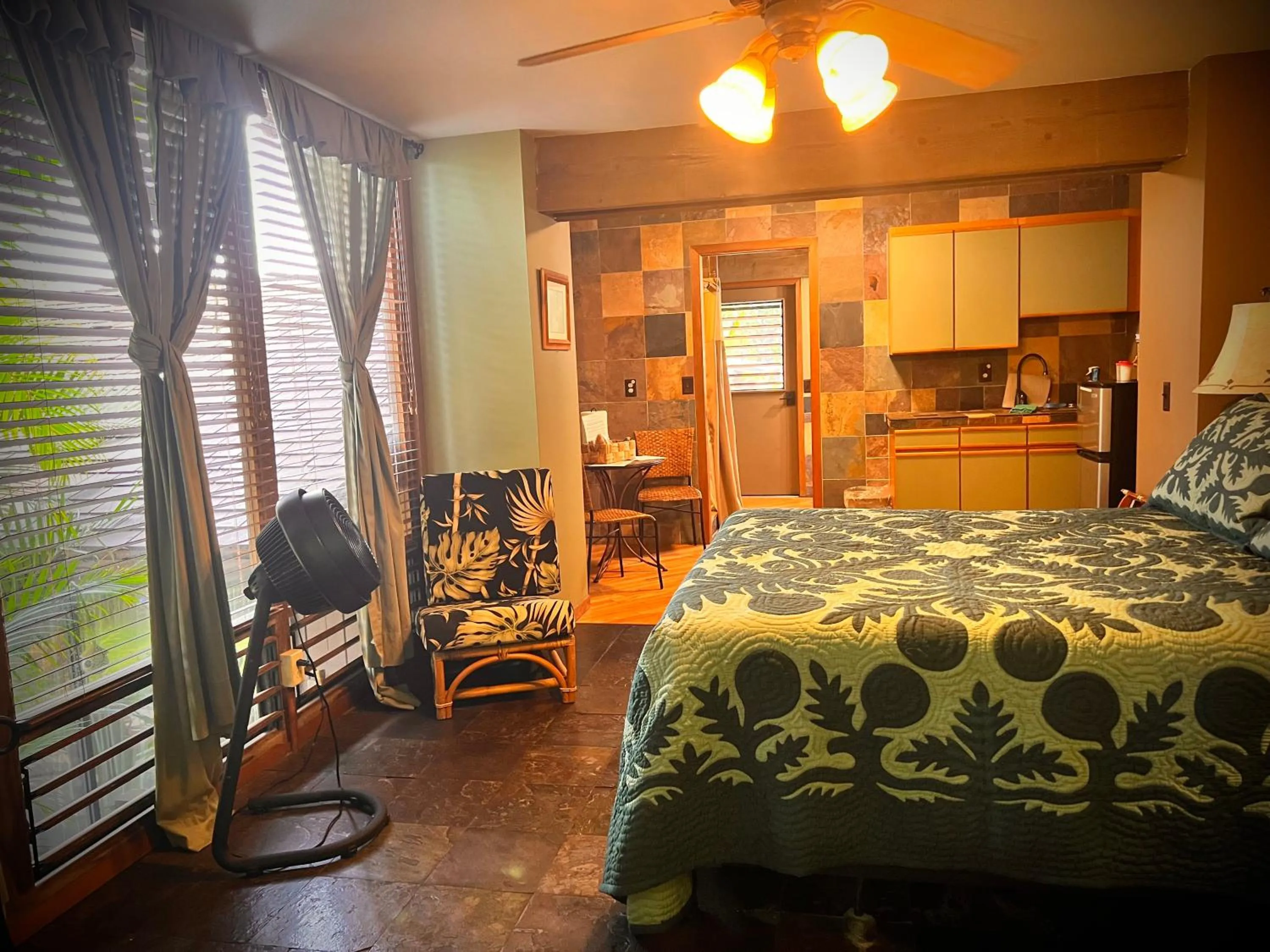 Kitchen or kitchenette, Bed in Maui What a Wonderful World Bed & Breakfast