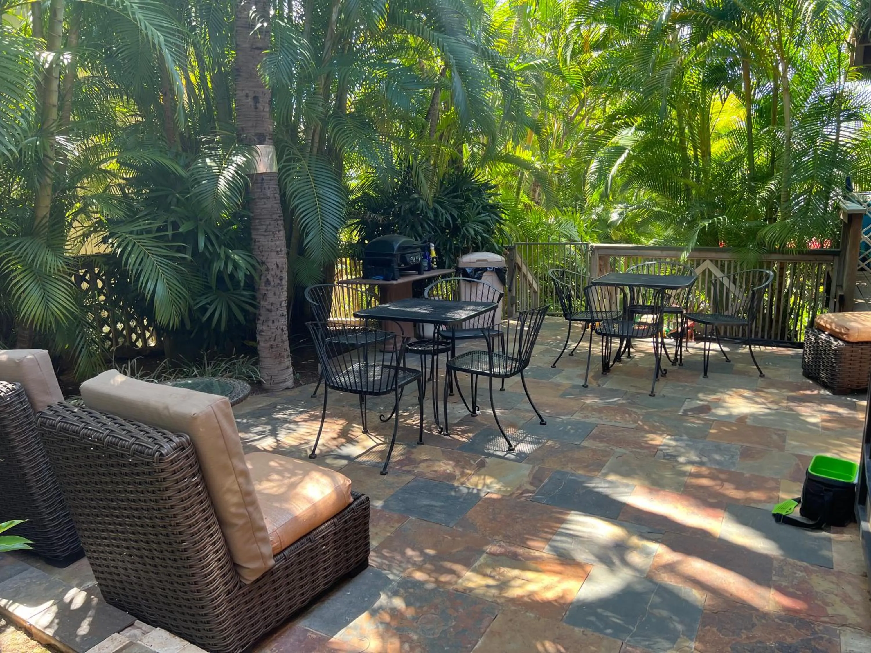 Patio in Maui What a Wonderful World Bed & Breakfast