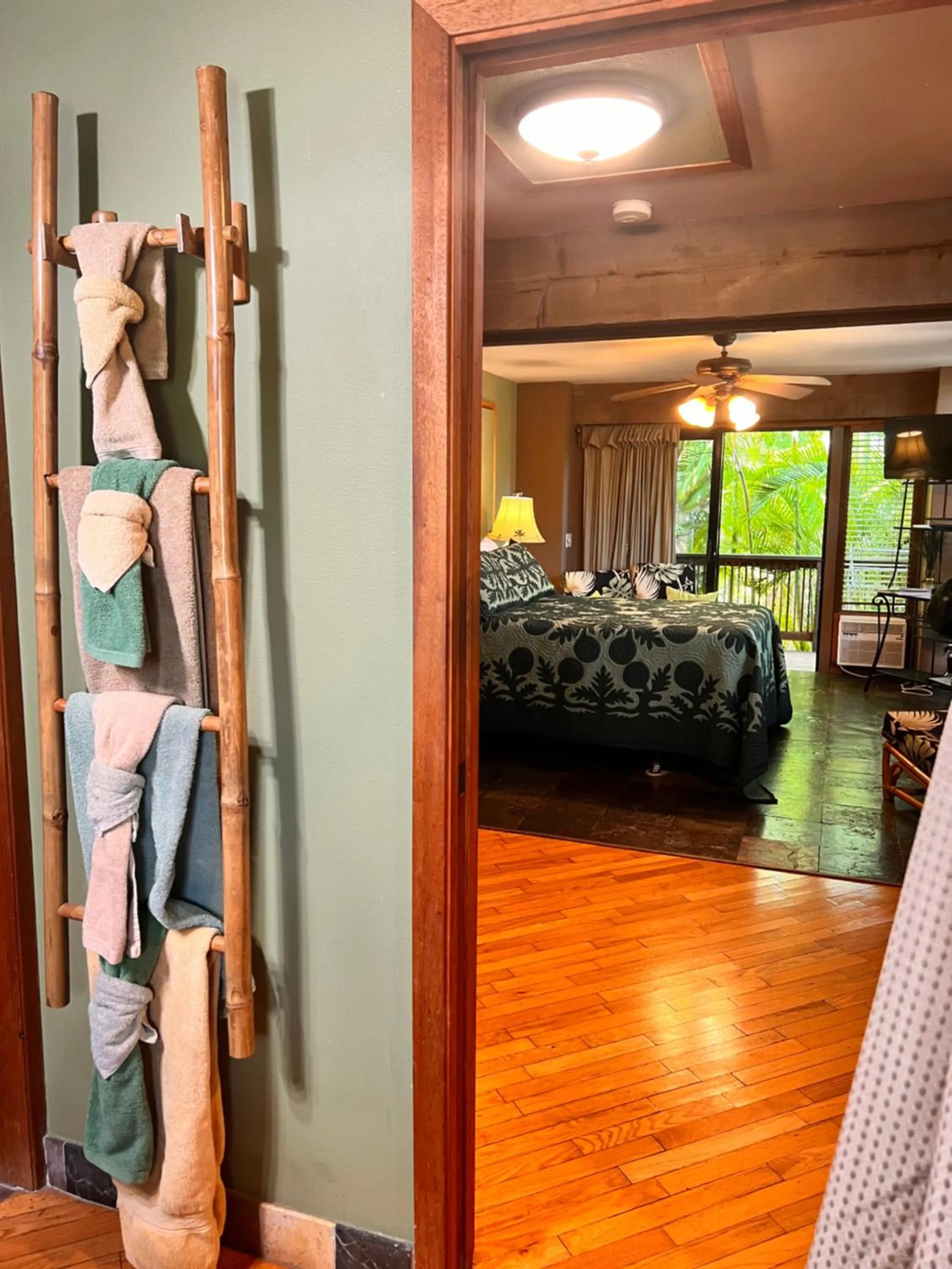 Bedroom, Bed in Maui What a Wonderful World Bed & Breakfast