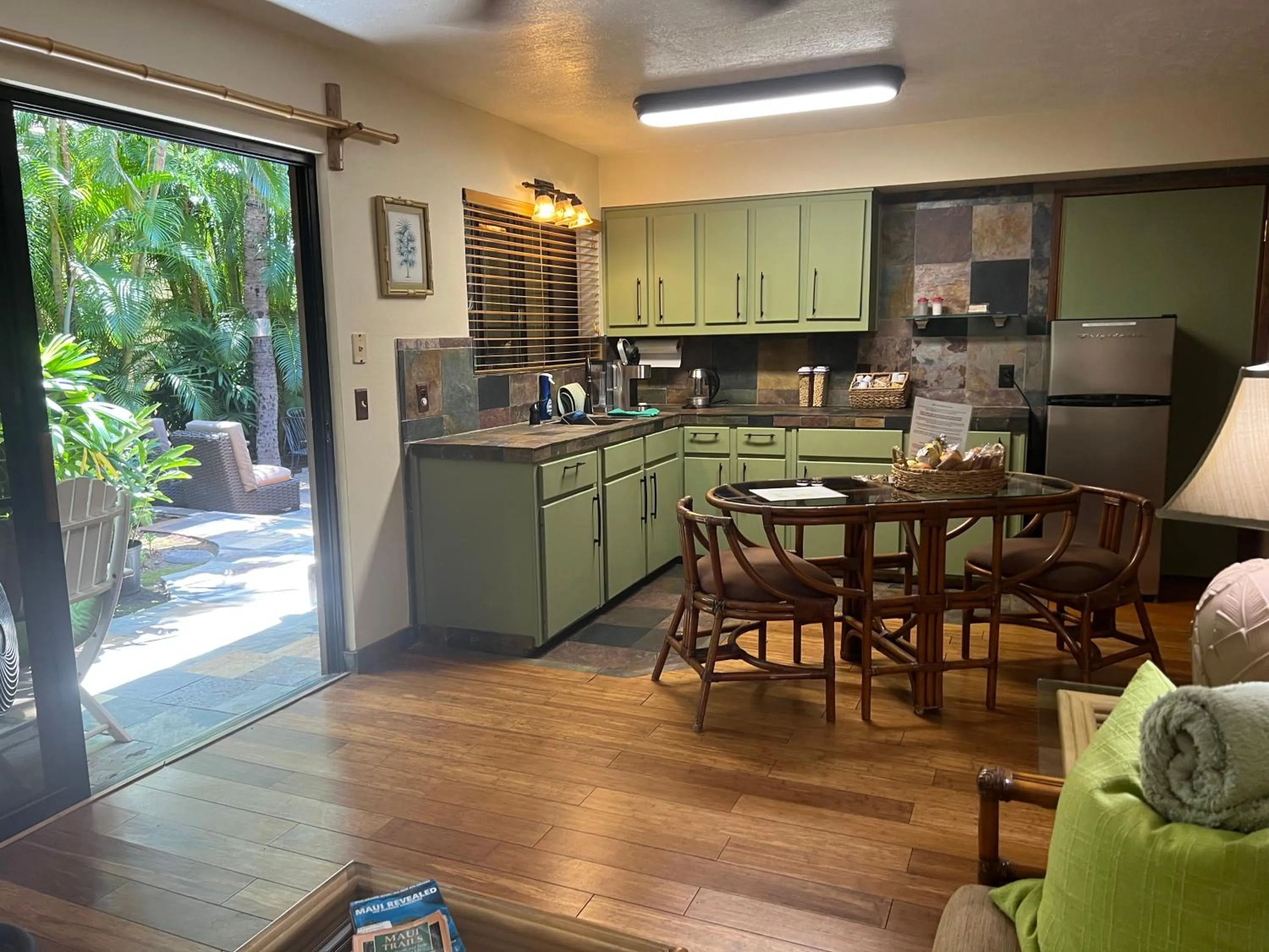 Kitchen or kitchenette in Maui What a Wonderful World Bed & Breakfast