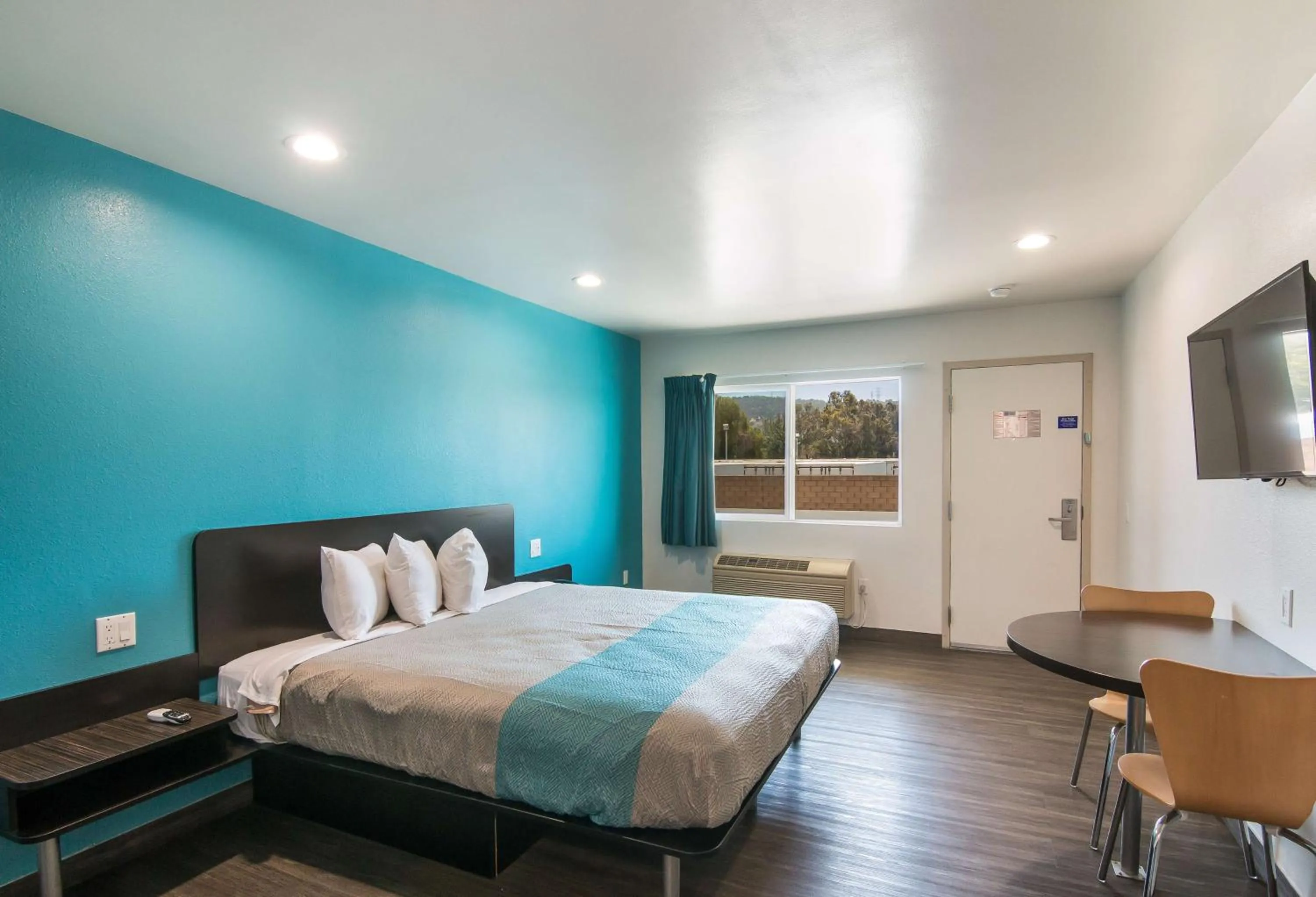 TV and multimedia, Bed in Motel 6-South El Monte, CA - Los Angeles