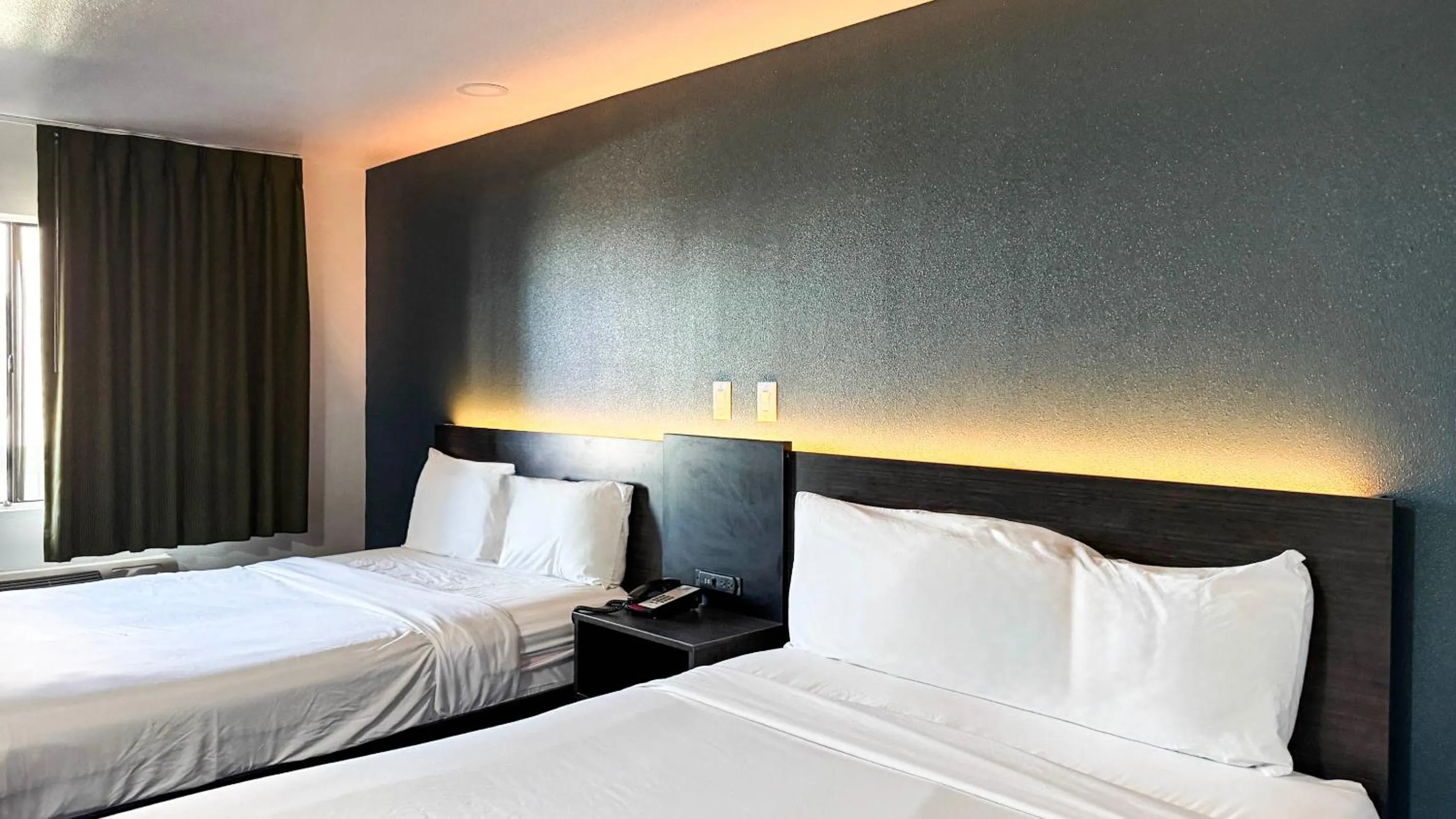 Bedroom, Bed in Motel 6 Barstow, CA - Lenwood Road