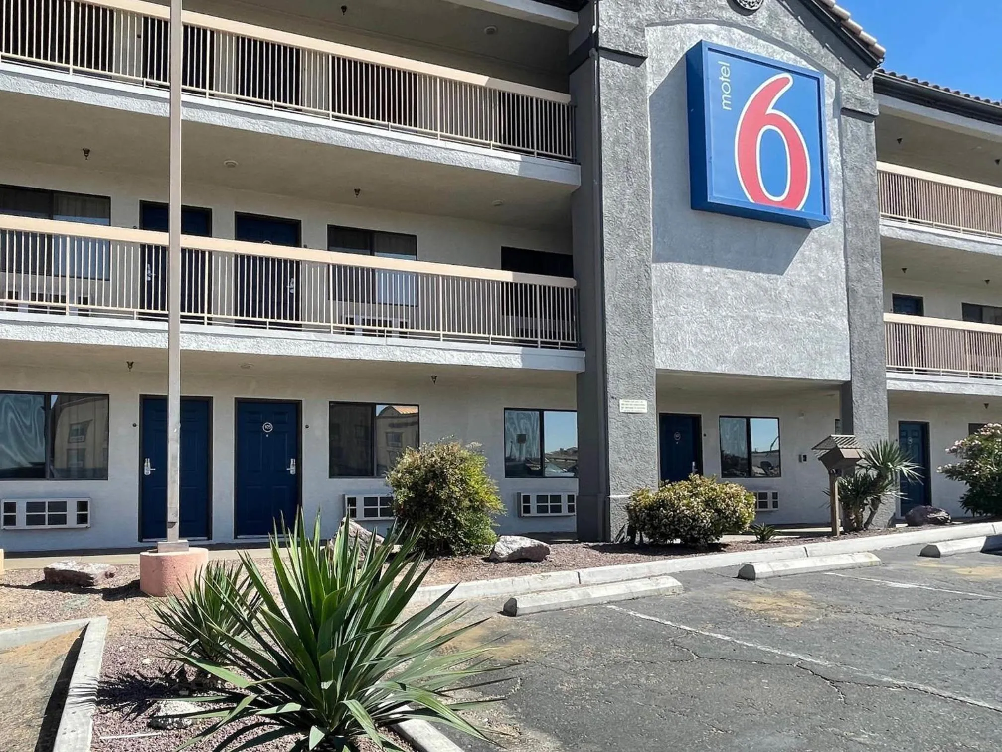 Property building in Motel 6 Barstow, CA I15 and Lenwood Road