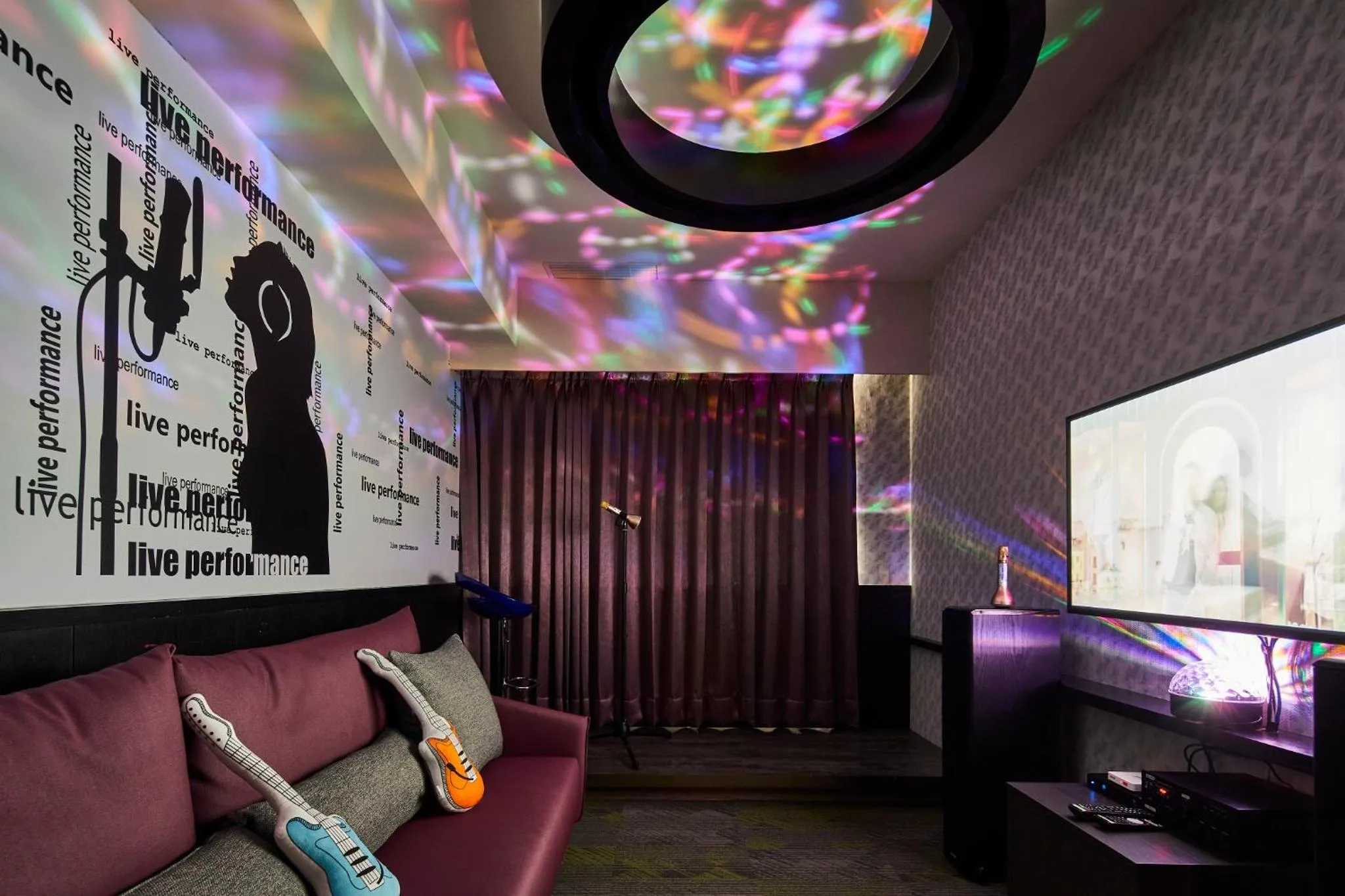 TV and multimedia in Kung Shang Design Hotel