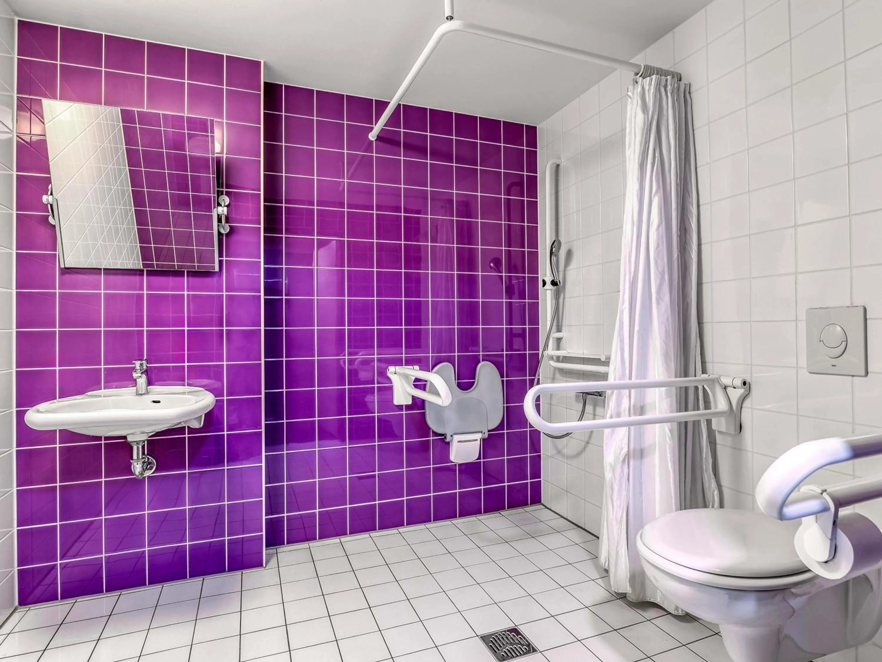 Shower in B&B Hotel Stuttgart-Vaihingen