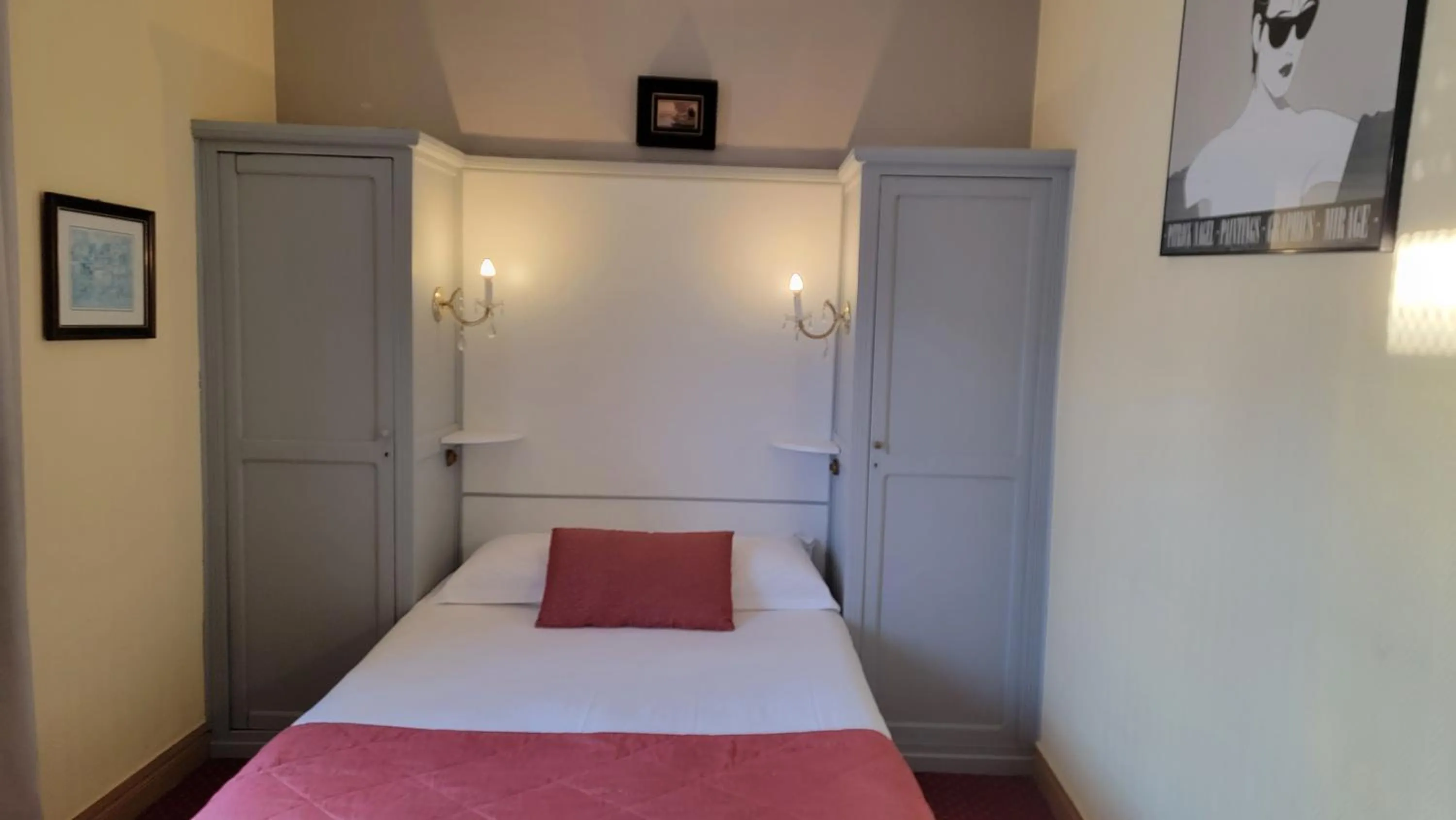 Photo of the whole room in Villa Eden