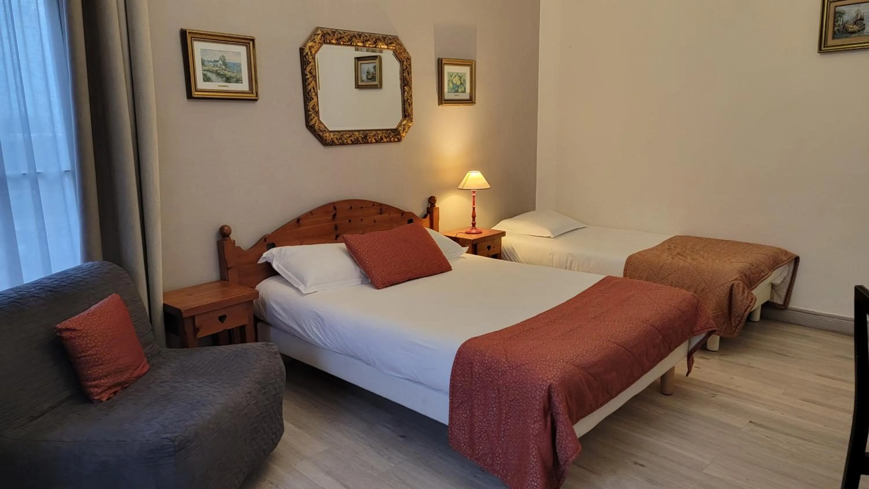 Photo of the whole room in Villa Eden