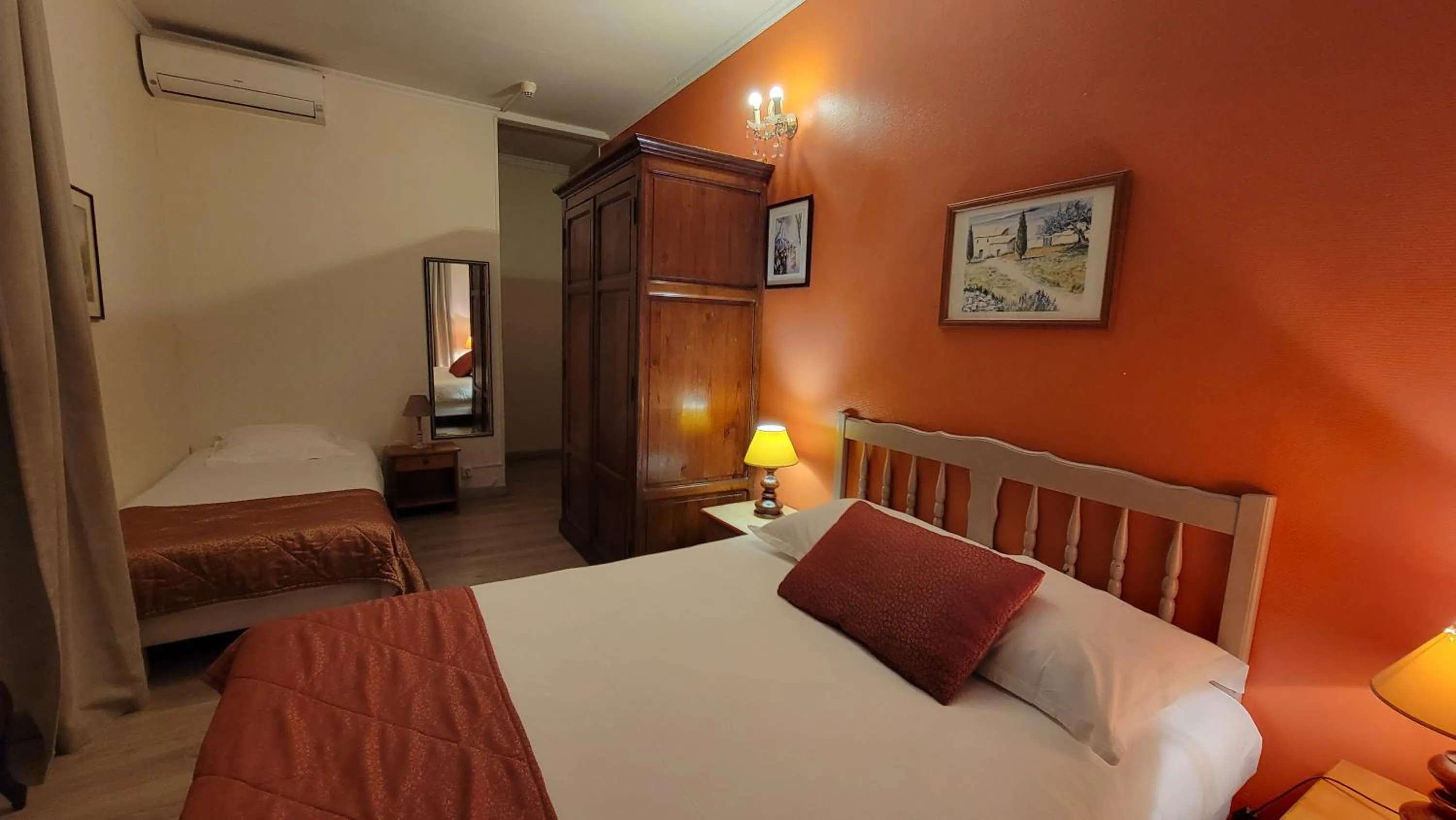 Photo of the whole room in Villa Eden