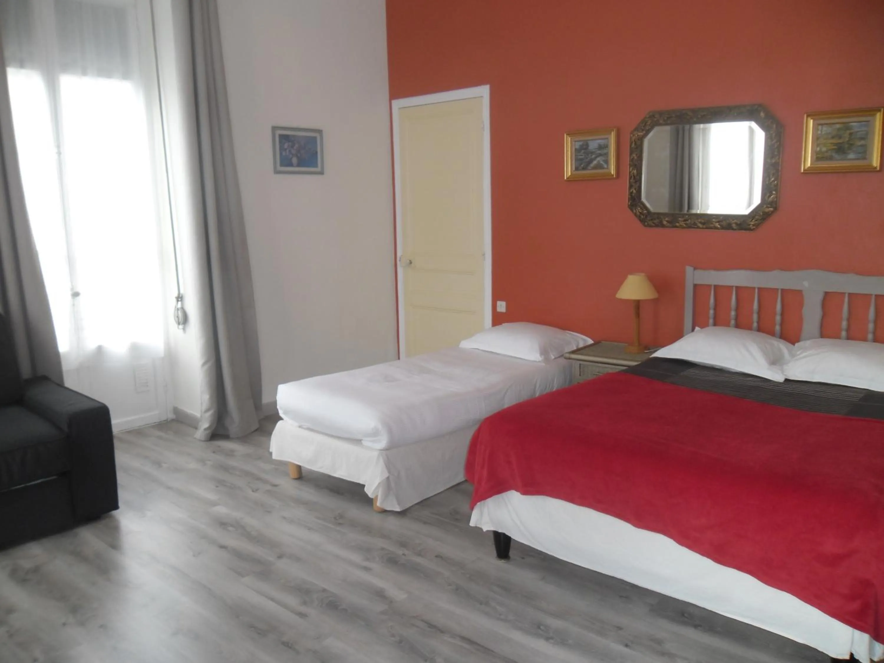 Photo of the whole room in Villa Eden