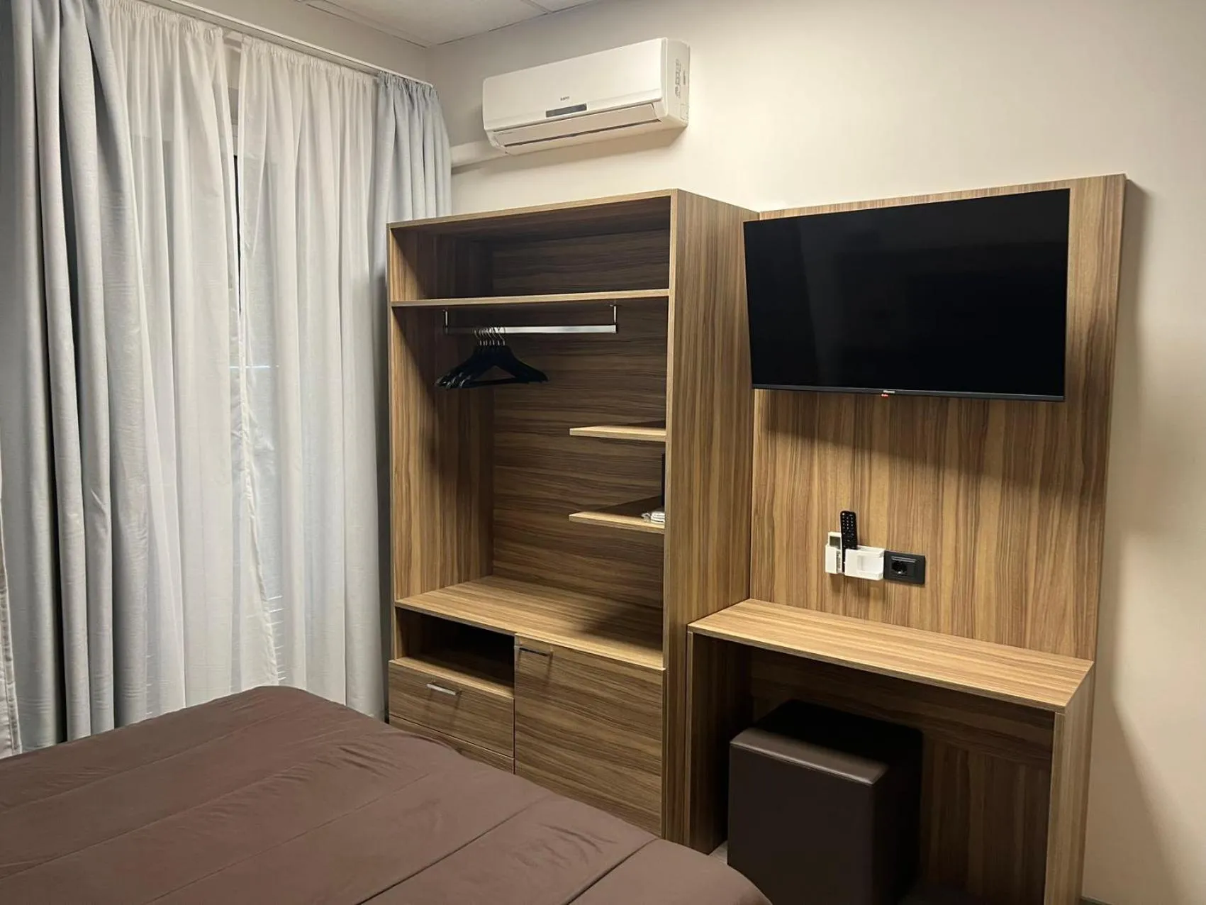 wardrobe, Bed in Hotel Esperia