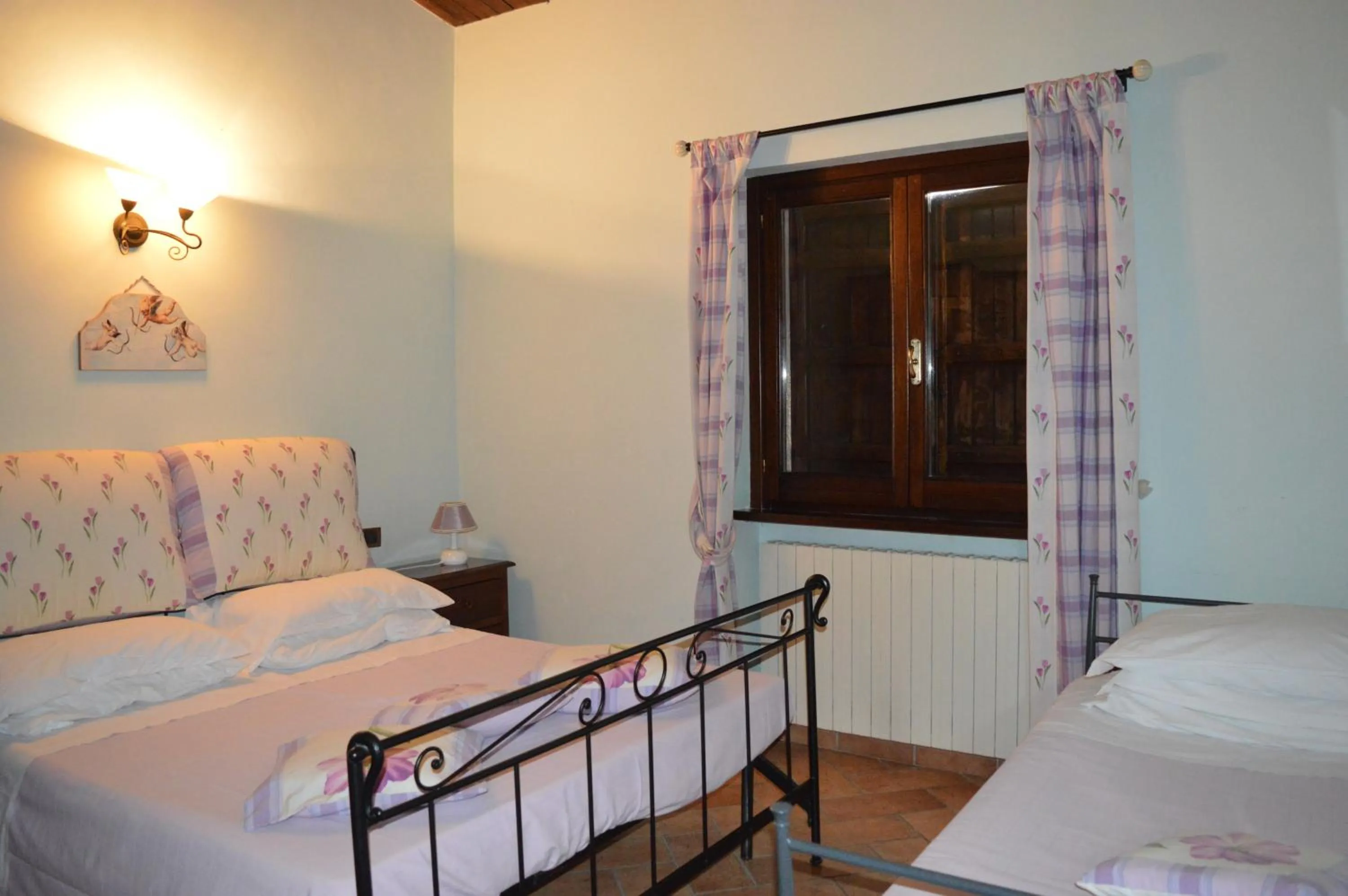 Photo of the whole room, Bed in Cardinal Girolamo