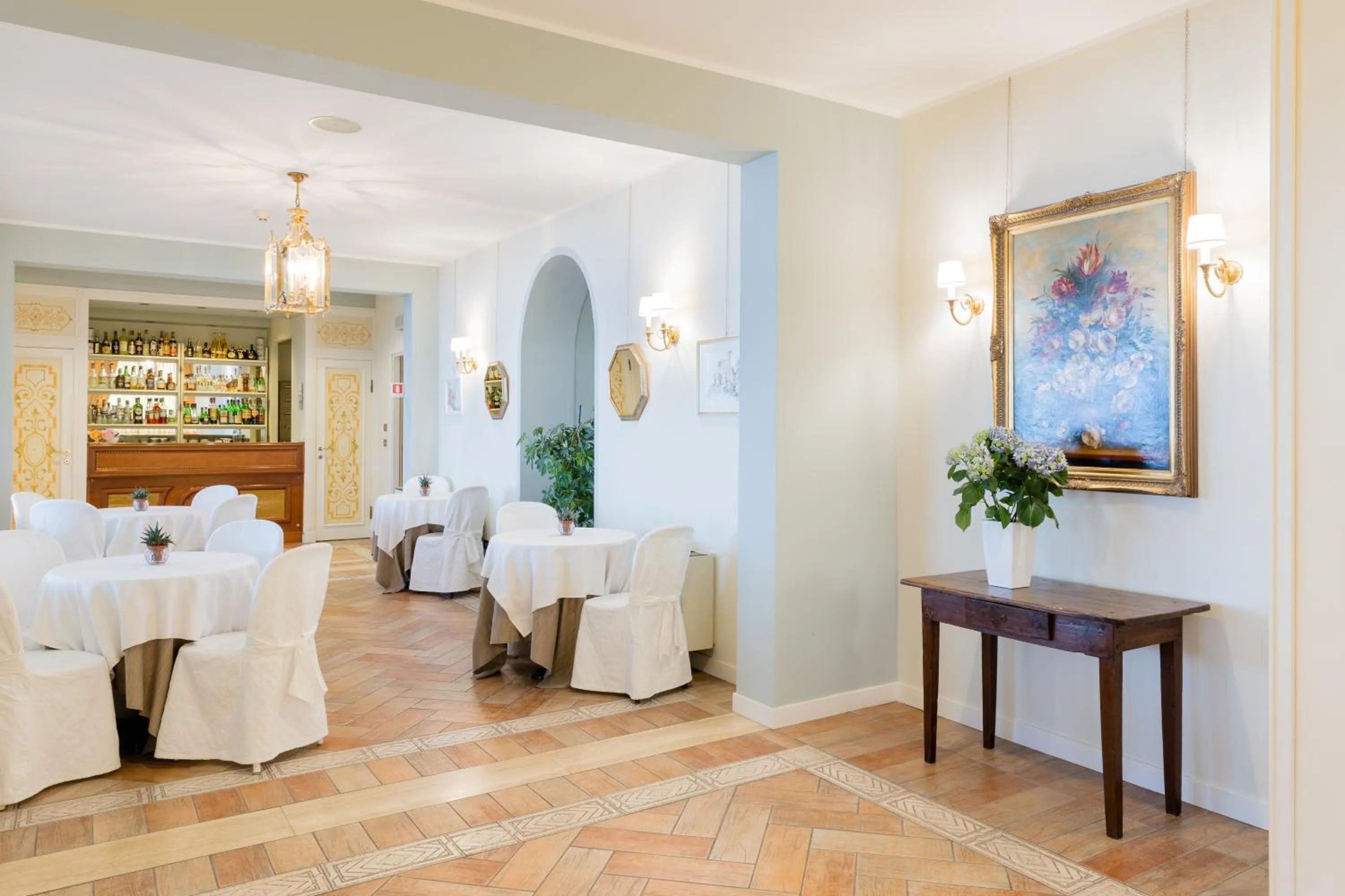 Restaurant/places to eat in Hotel Tuder