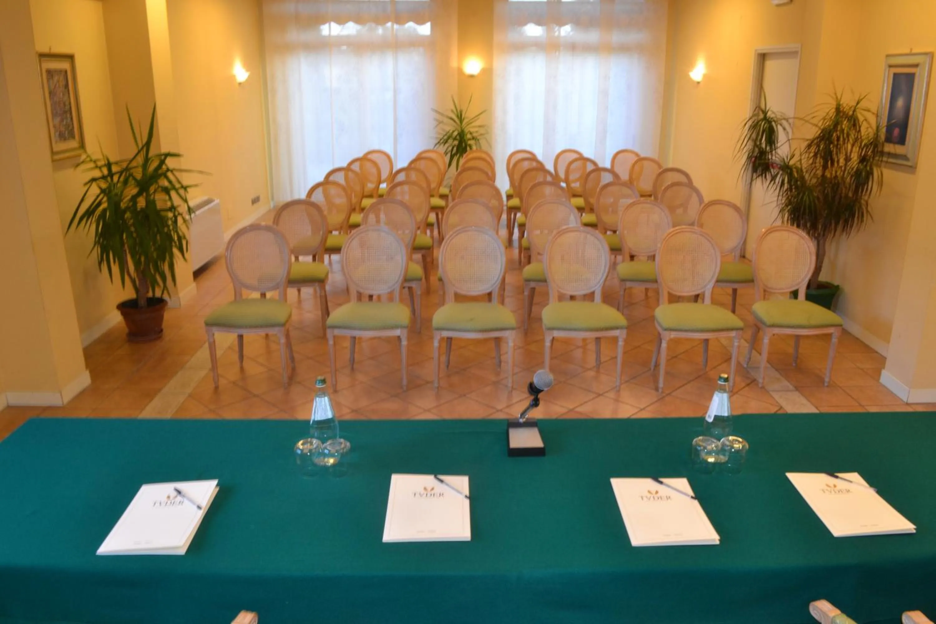 Business facilities in Hotel Tuder