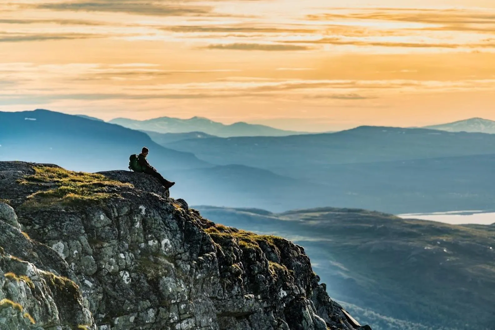 Hiking in Vålådalens Fjällstation