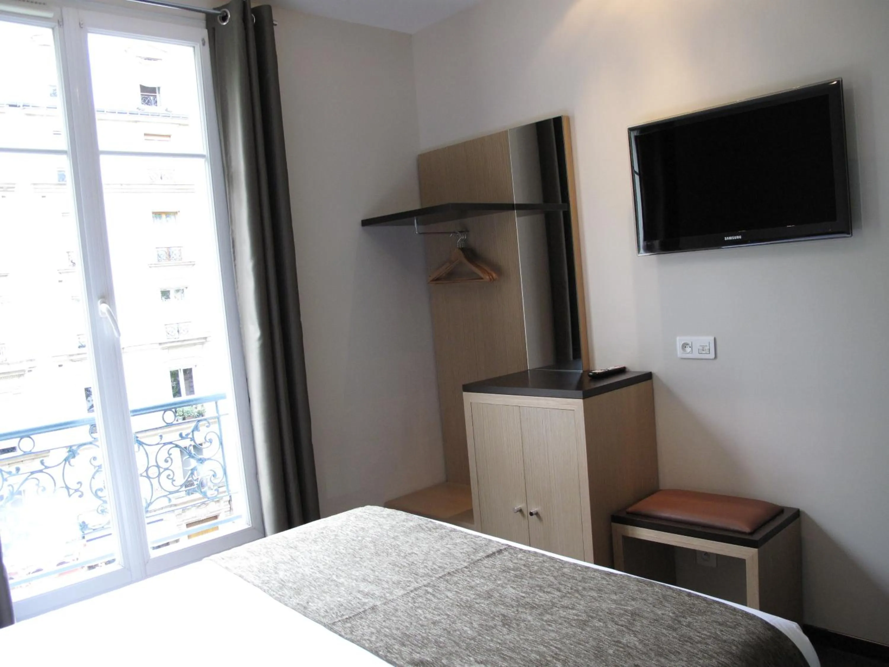 Bed in Source Hôtel