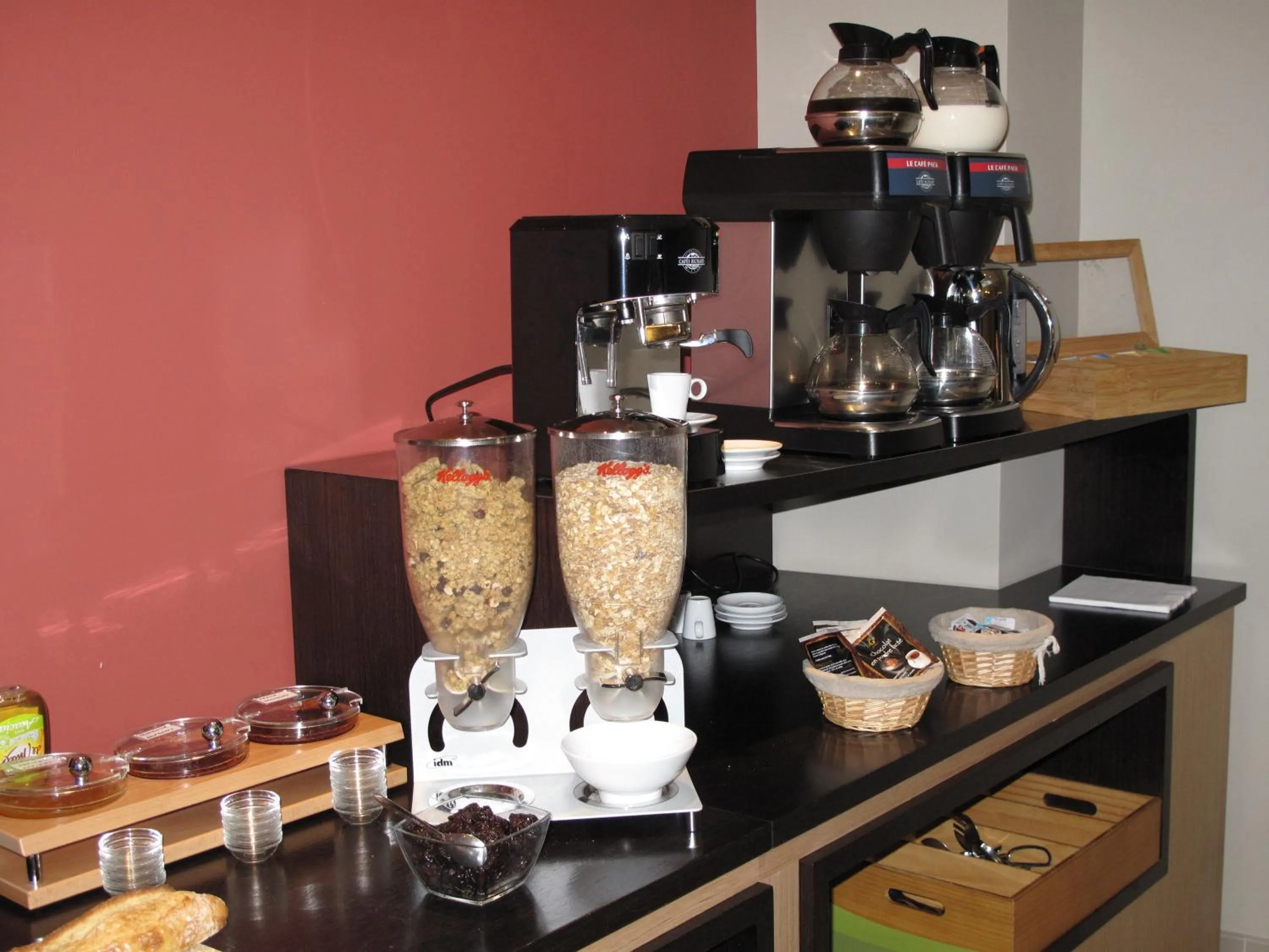 Restaurant/places to eat in Source Hôtel