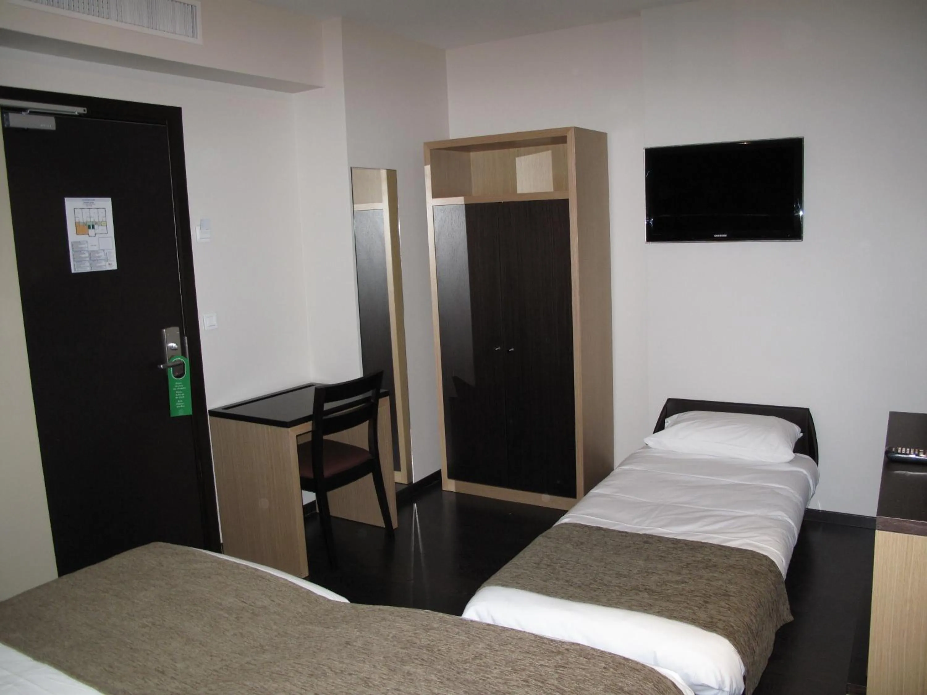 Photo of the whole room, Bed in Source Hôtel